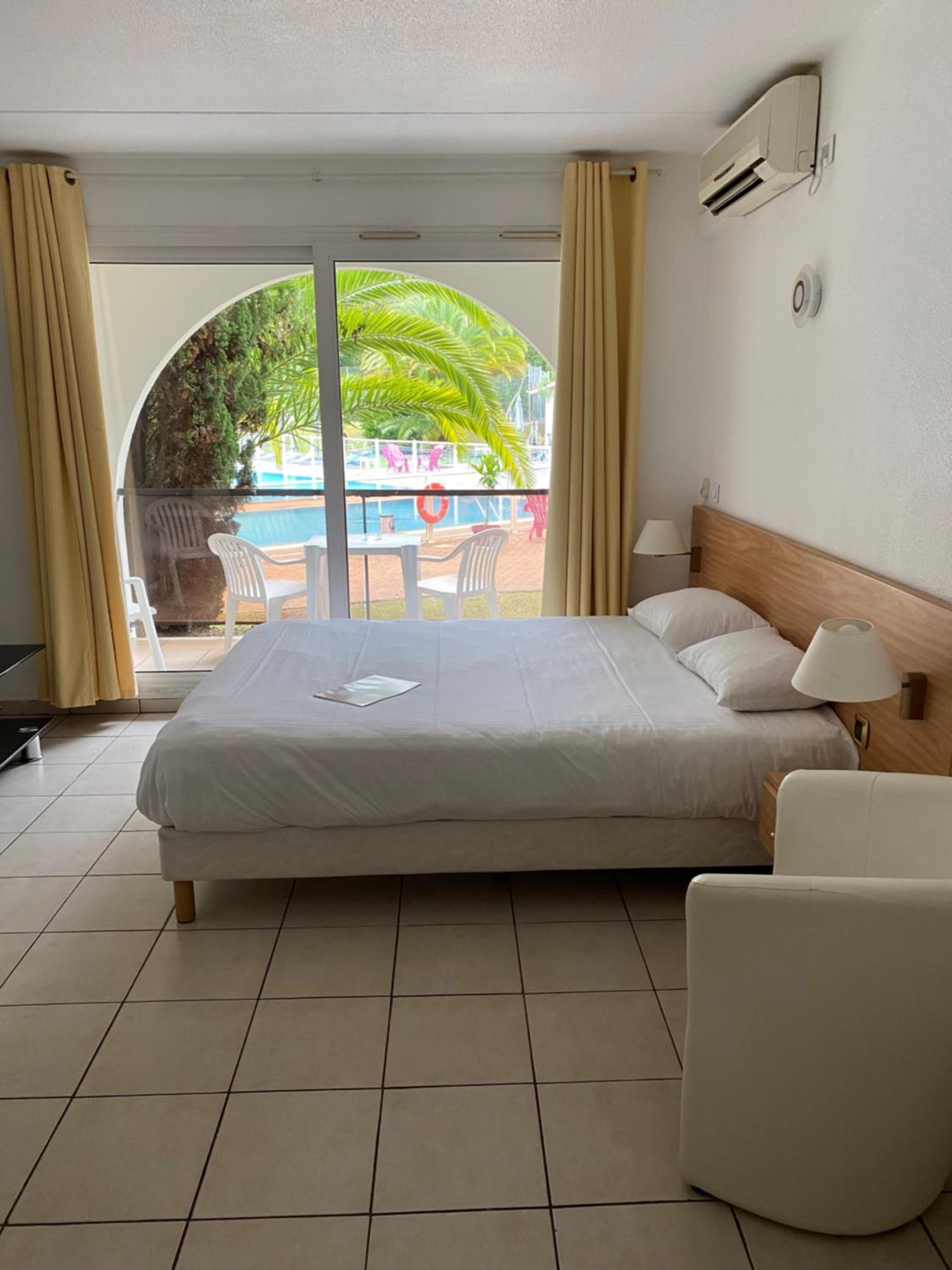 Studio with Pool View - Photo 6