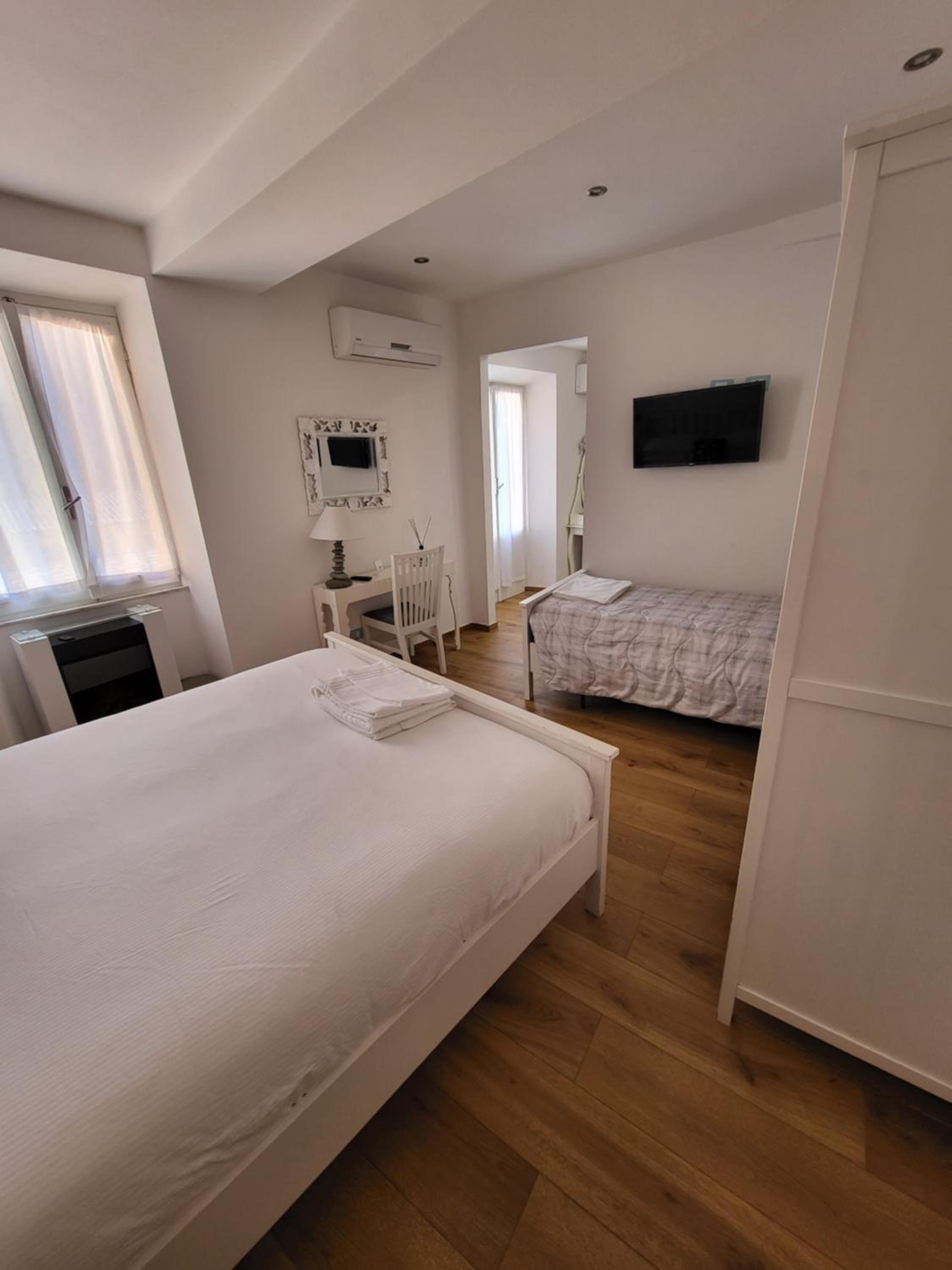 Quadruple Room with Terrace and Front Sea View - Photo 32