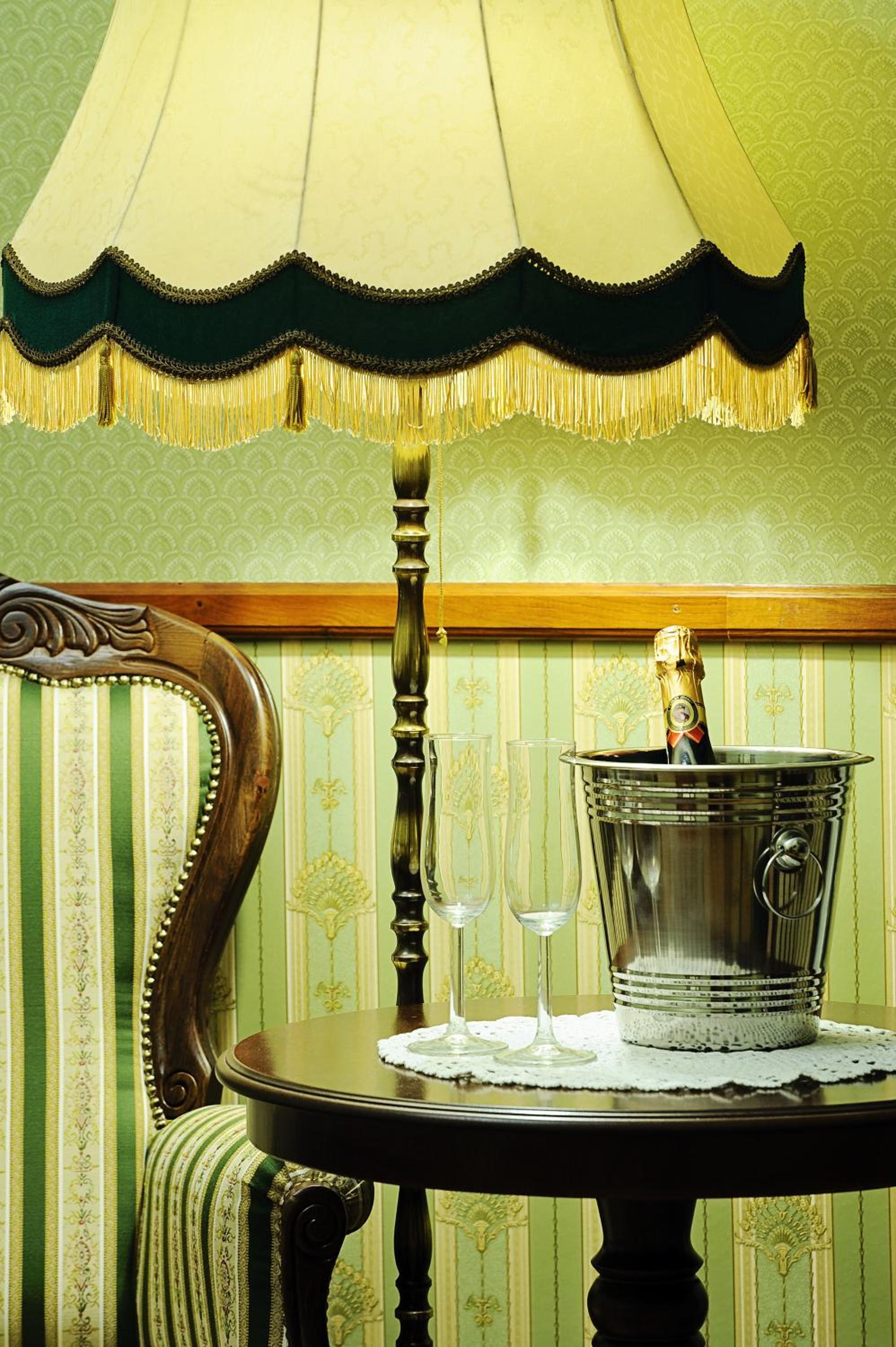 Deluxe King Room - Photo 7