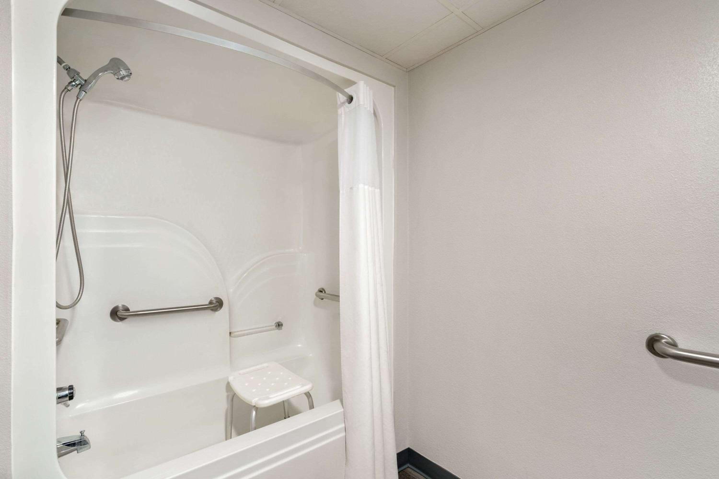 Queen Room with Bath Tub - Mobility/Hearing Accessible - Non-Smoking - Photo 3