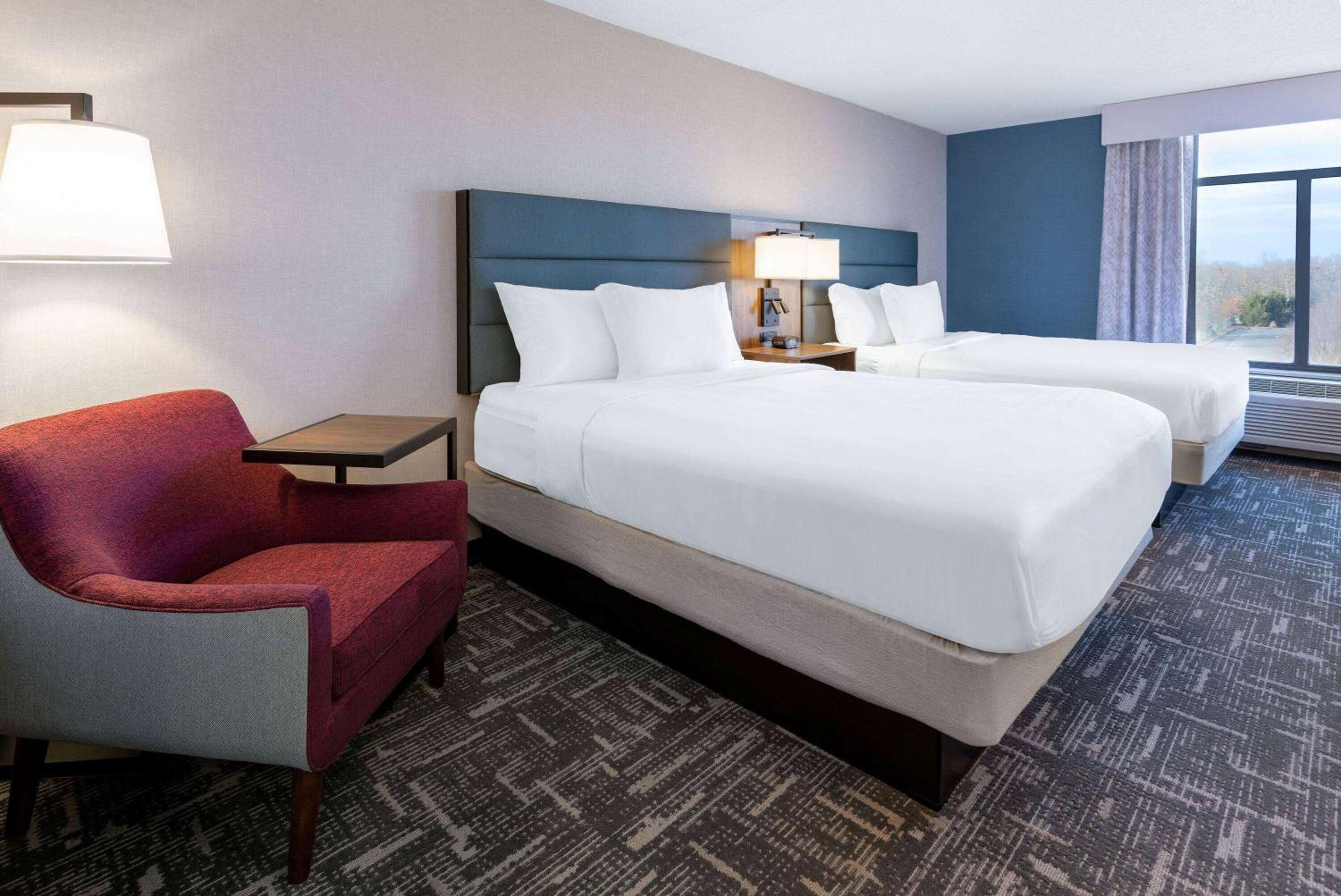 Queen Room with Two Queen Beds - Non-Smoking - Photo 2