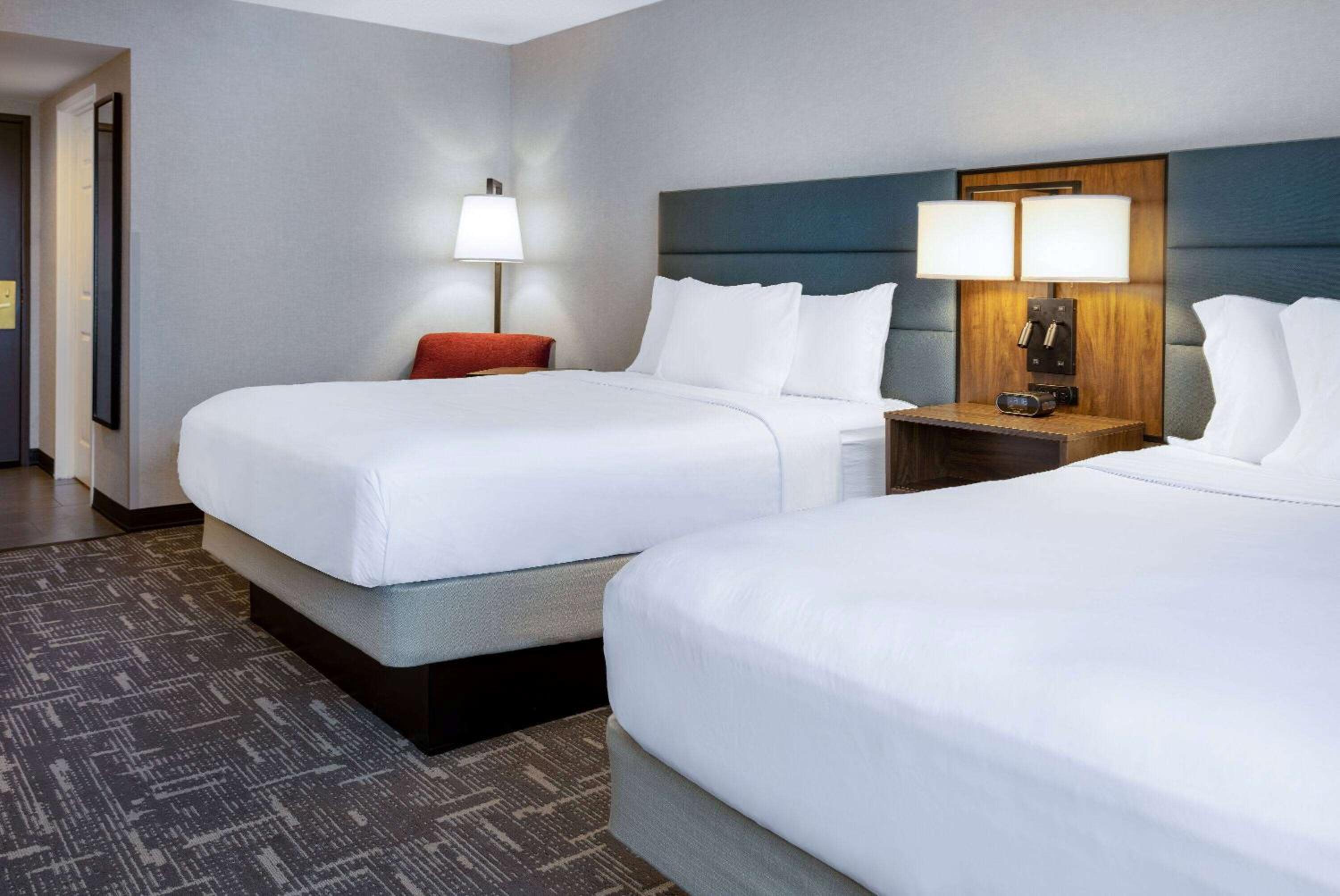 Queen Room with Two Queen Beds - Non-Smoking - Photo 3