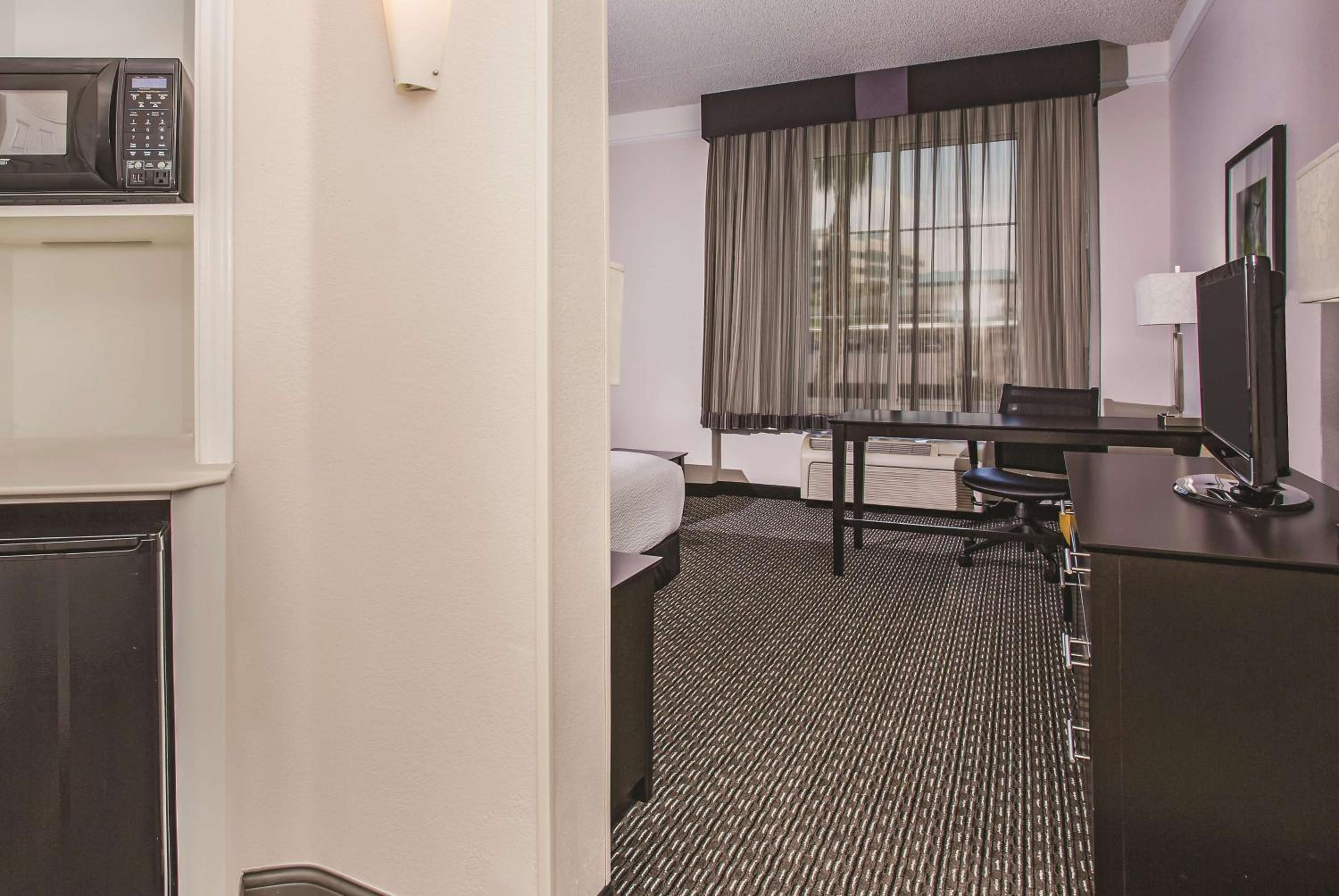 Executive King Room - Non-Smoking - Photo 3