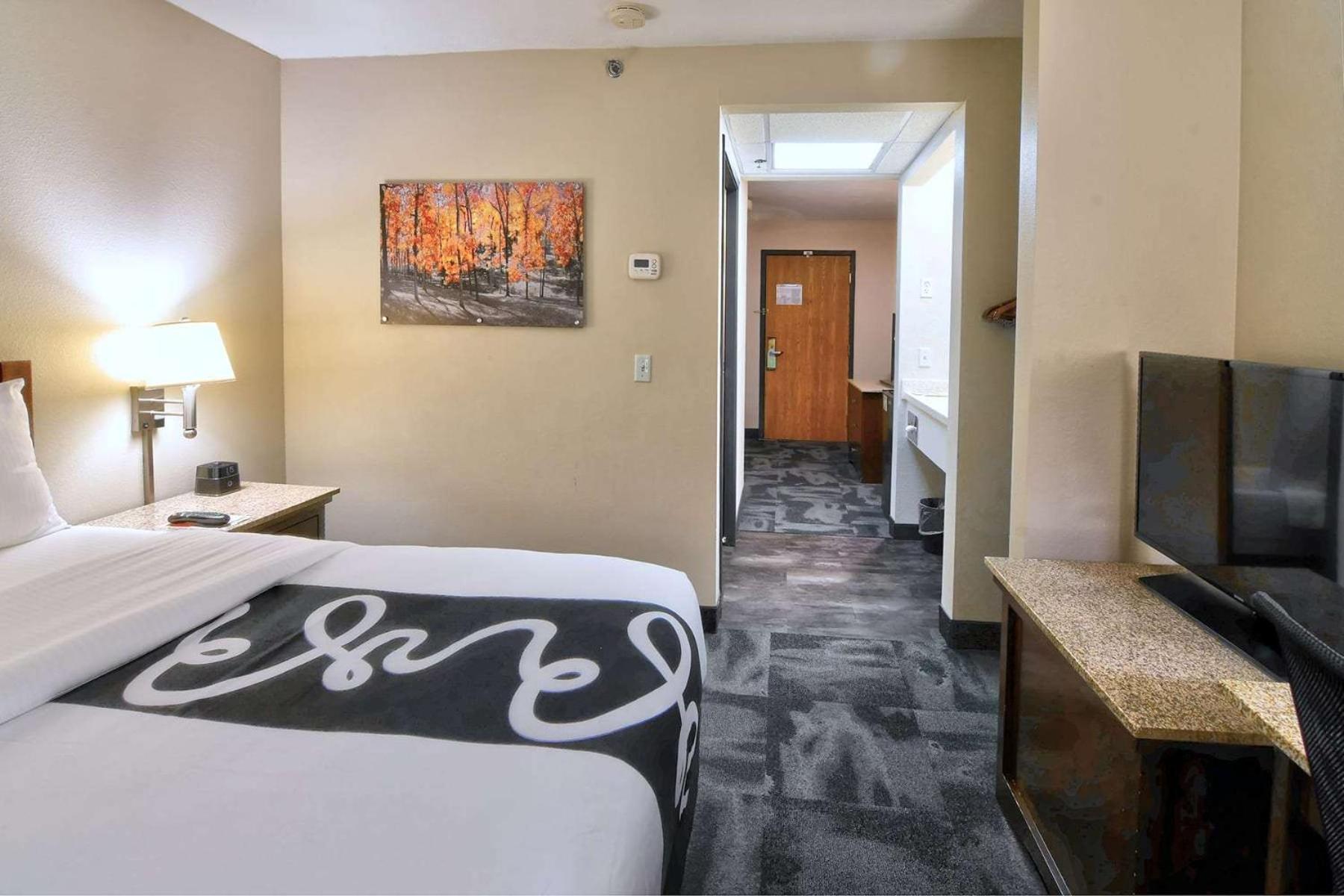King Suite - Non-Smoking - Photo 2