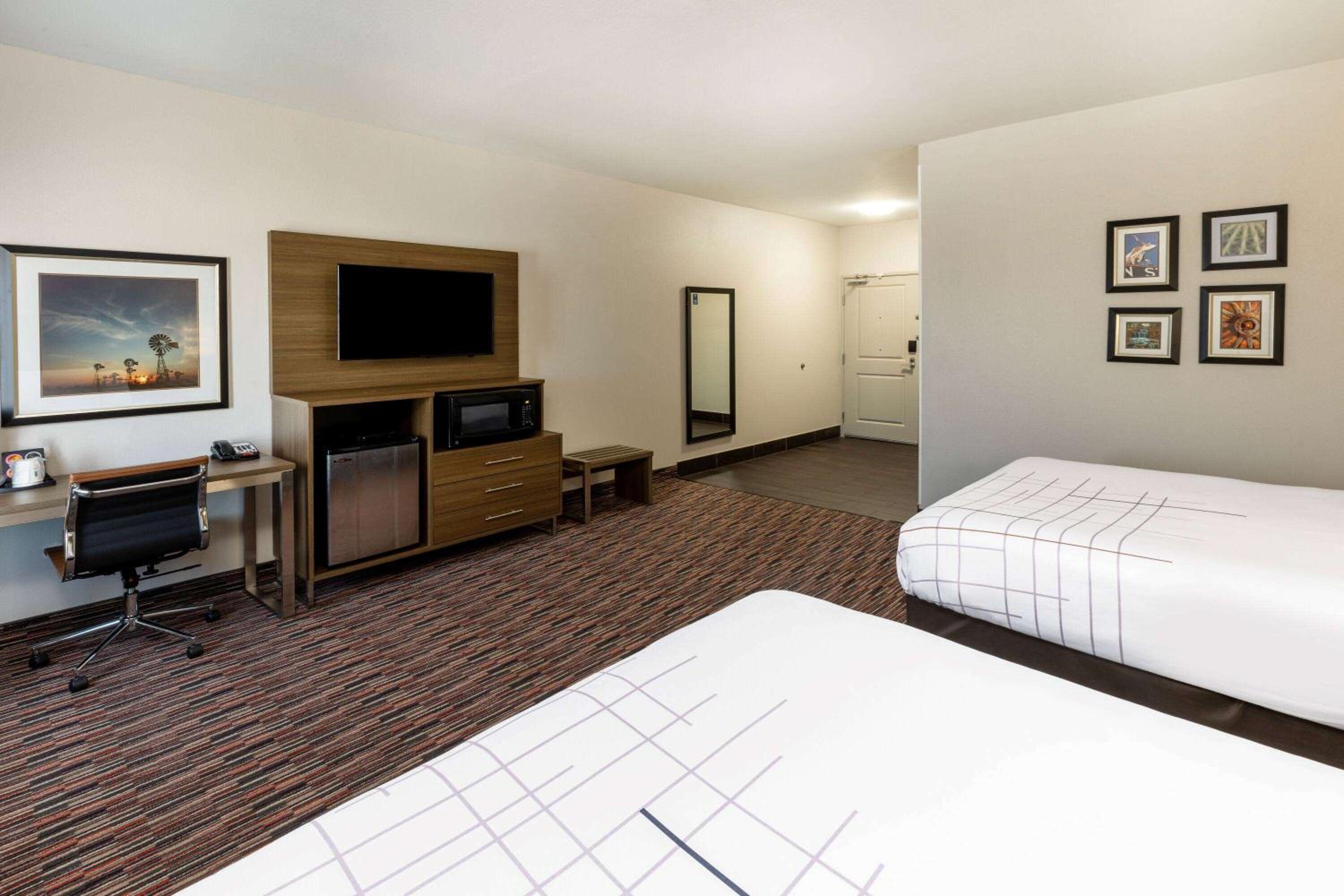 Queen Room with Two Queen Beds and Bath Tub - Mobility/Hearing Accessible - Non-Smoking photo 2