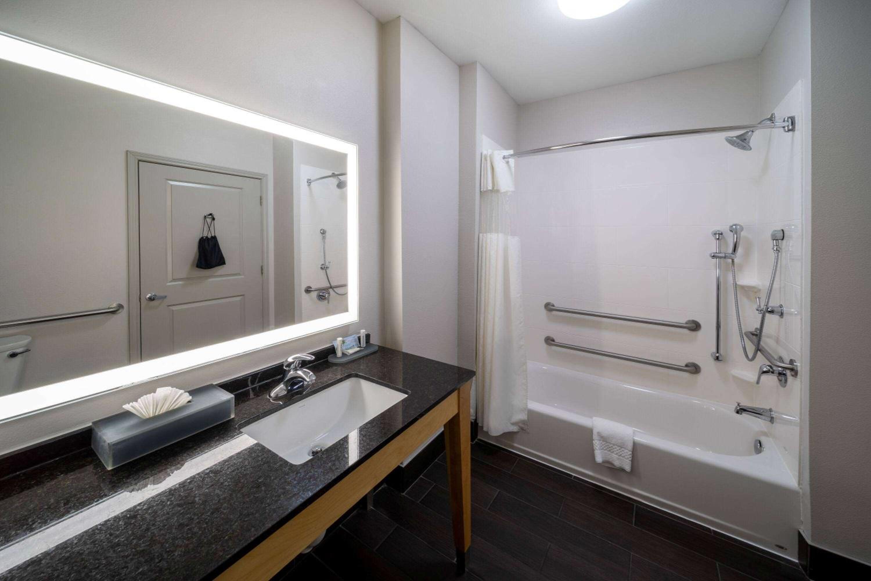 King Room with Bath Tub - Mobility/Hearing Accessible - Non-Smoking photo 2