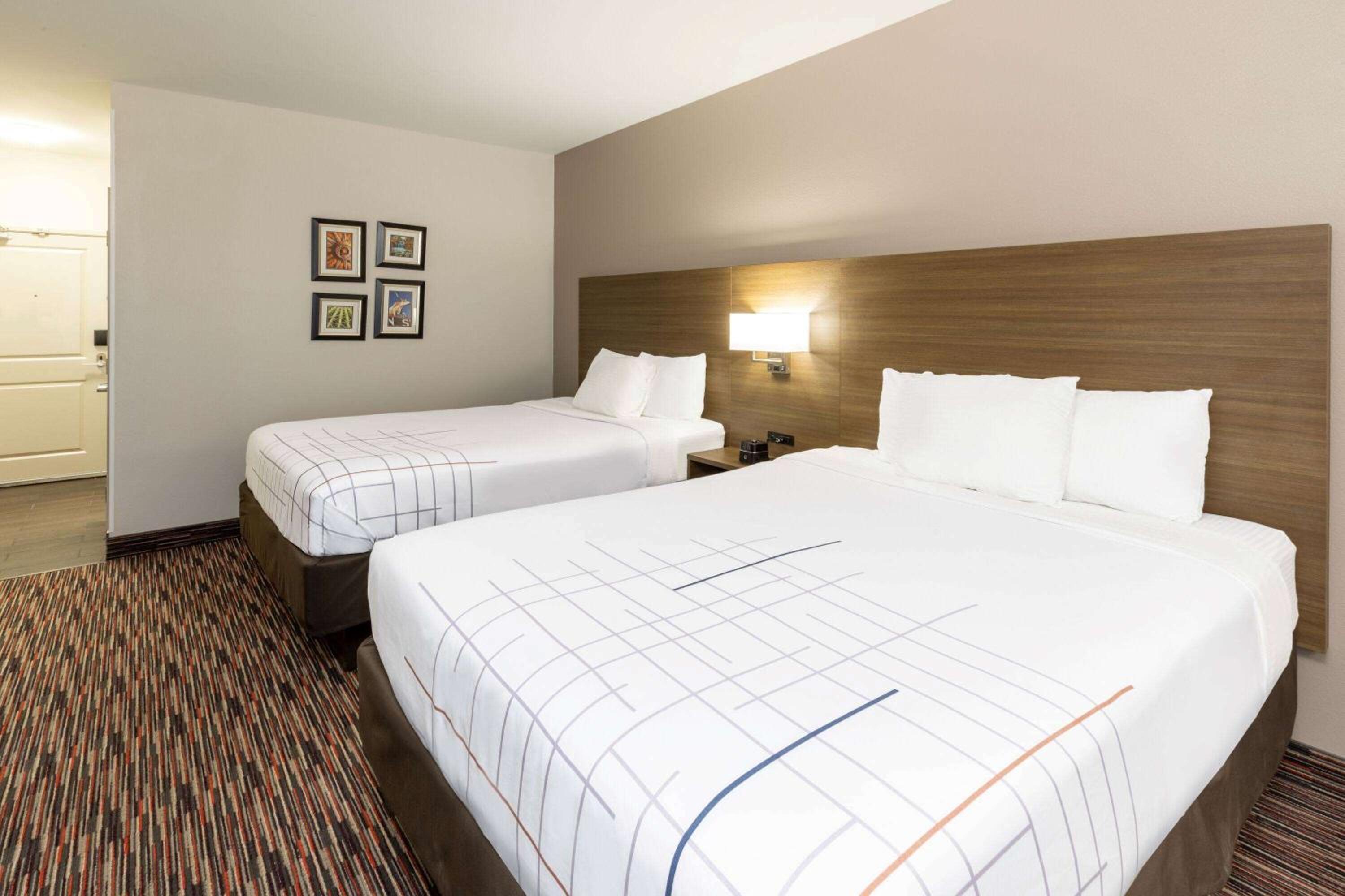 Queen Room with Two Queen Beds photo 3