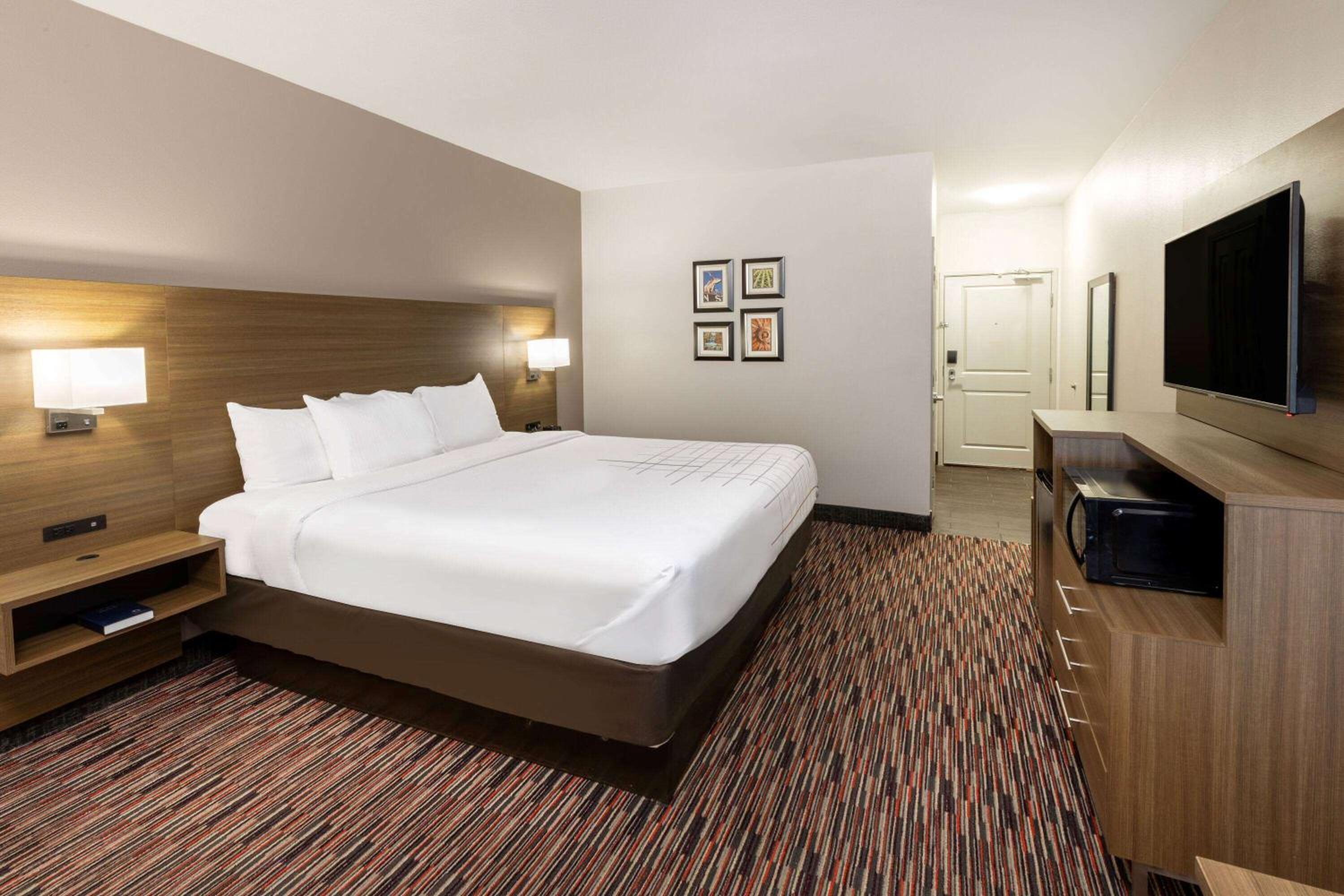 King Room with Bath Tub - Mobility/Hearing Accessible - Non-Smoking photo 1