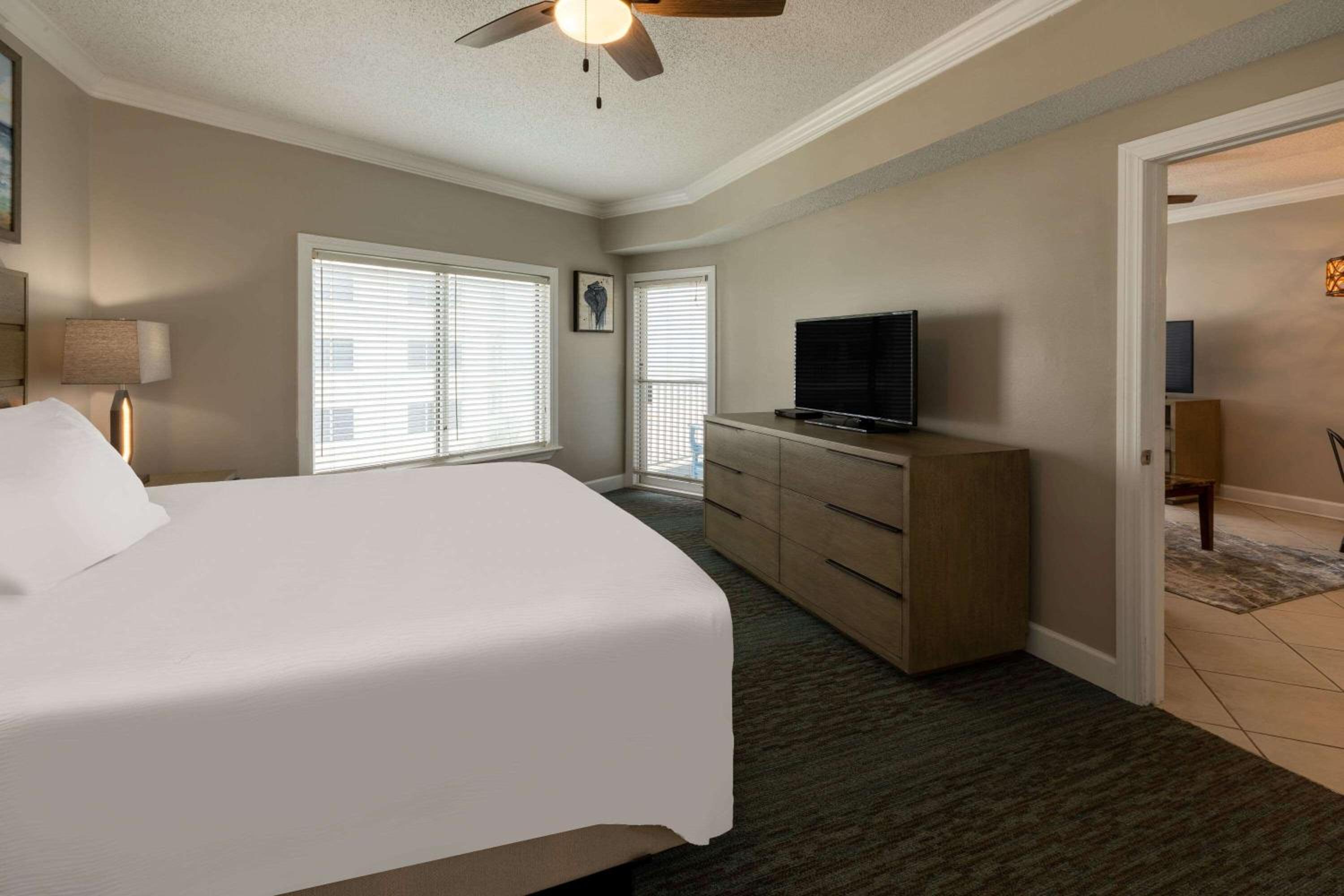 One-Bedroom King Apartment with Ocean View - Non-Smoking
