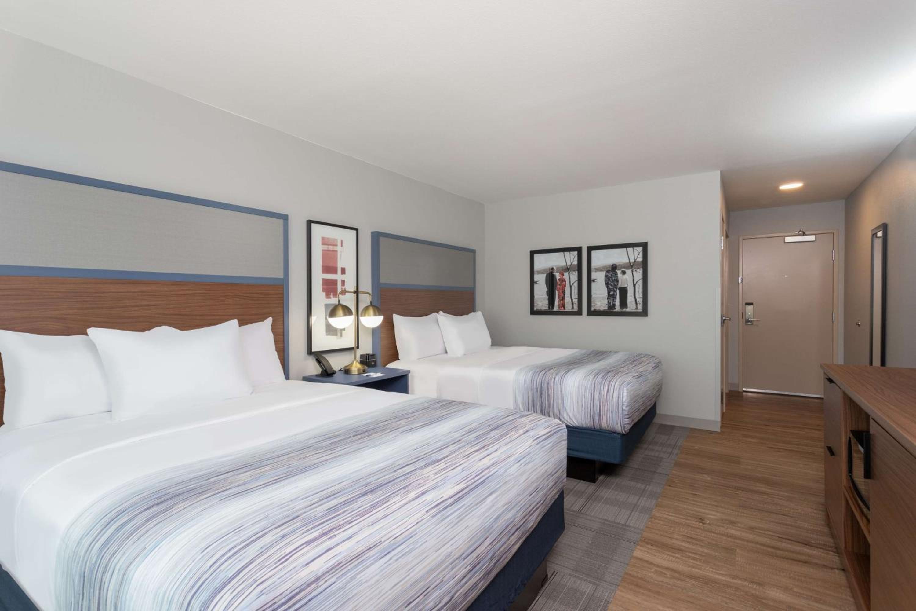 2 Queen Beds, Mobility/Hearing Accessible Business Room, Bathtub w/Grab Bars, NS - Photo 4
