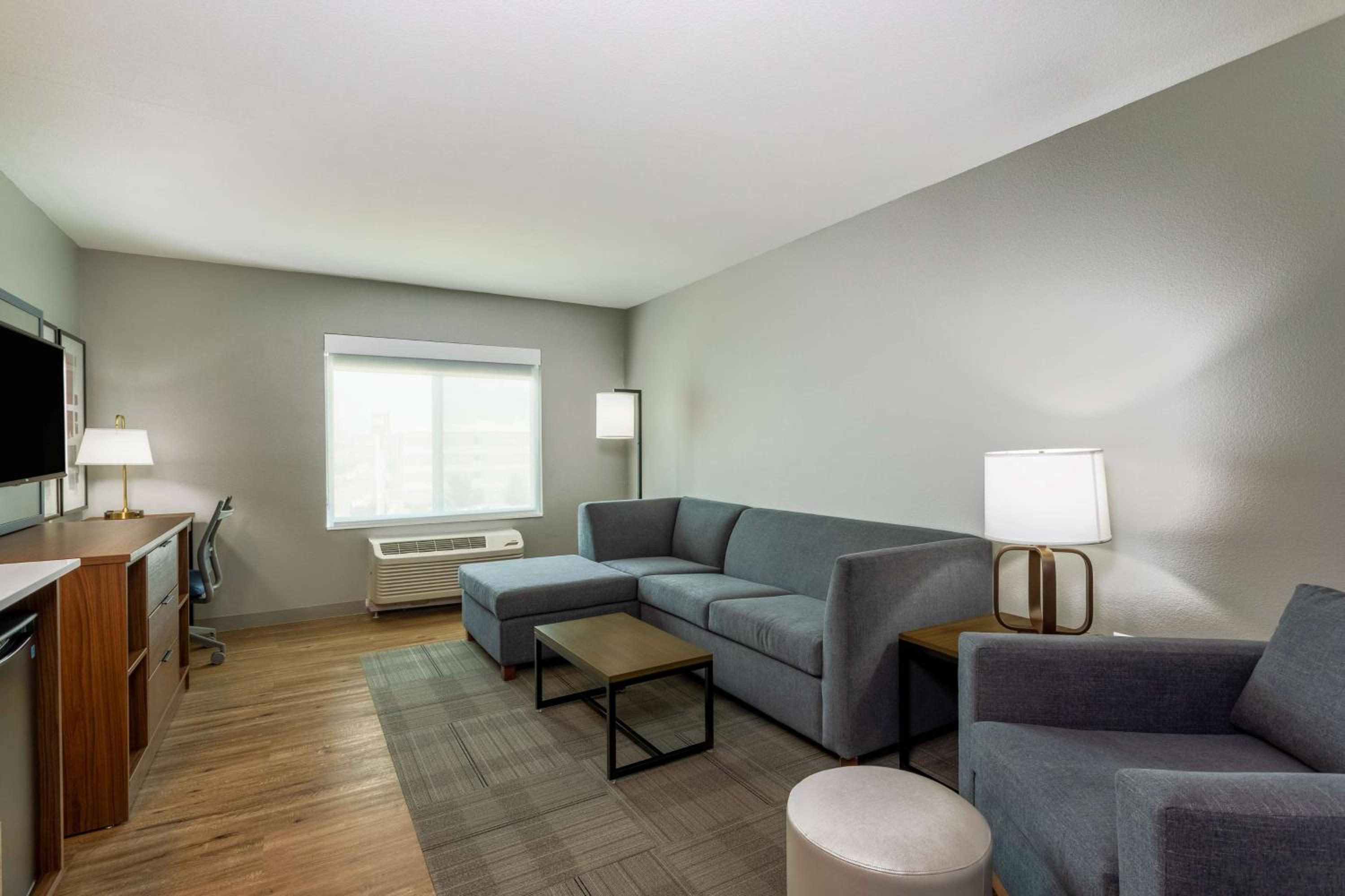 One-Bedroom Suite with Two Queen Beds - Non-Smoking - Photo 6