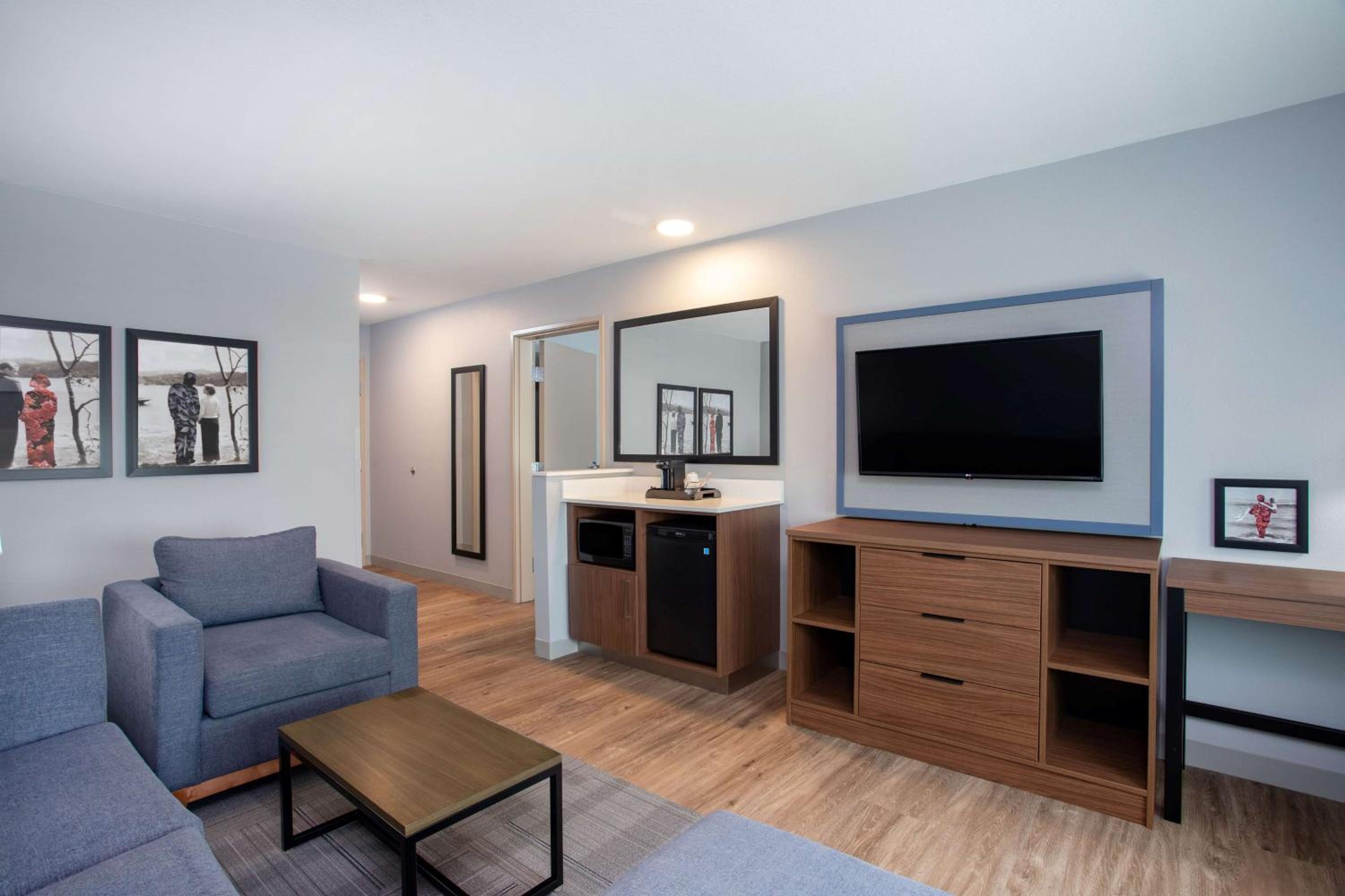 One-Bedroom Suite with Two Queen Beds - Non-Smoking - Photo 3