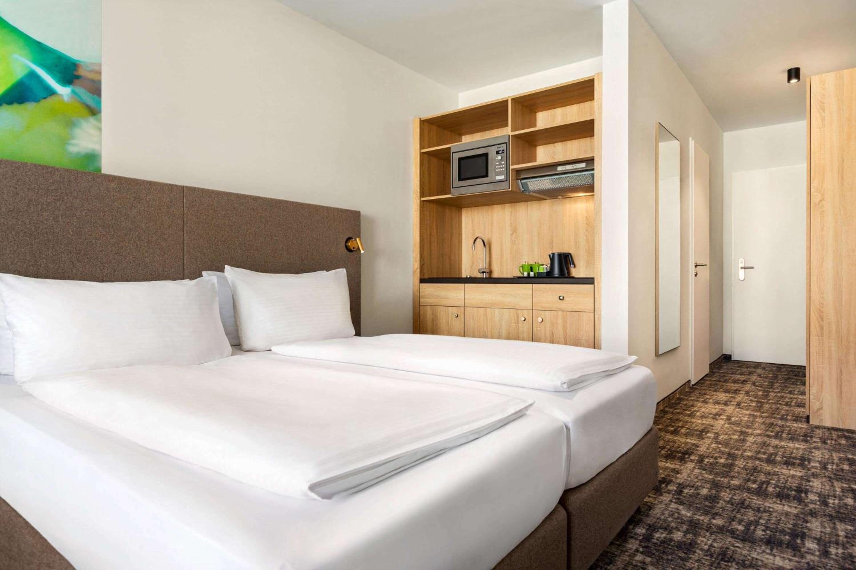 Standard Twin Room with Kitchenette - Non-Smoking - Photo 2
