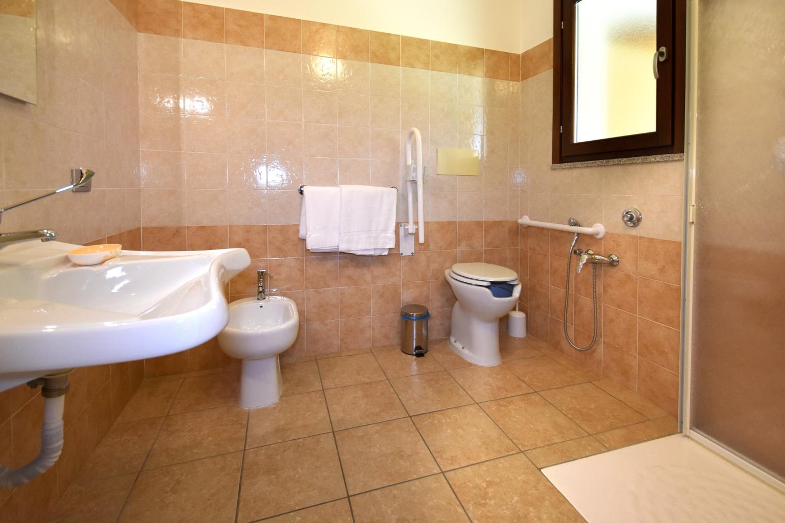 Double or Twin Room - Disability Access photo 3