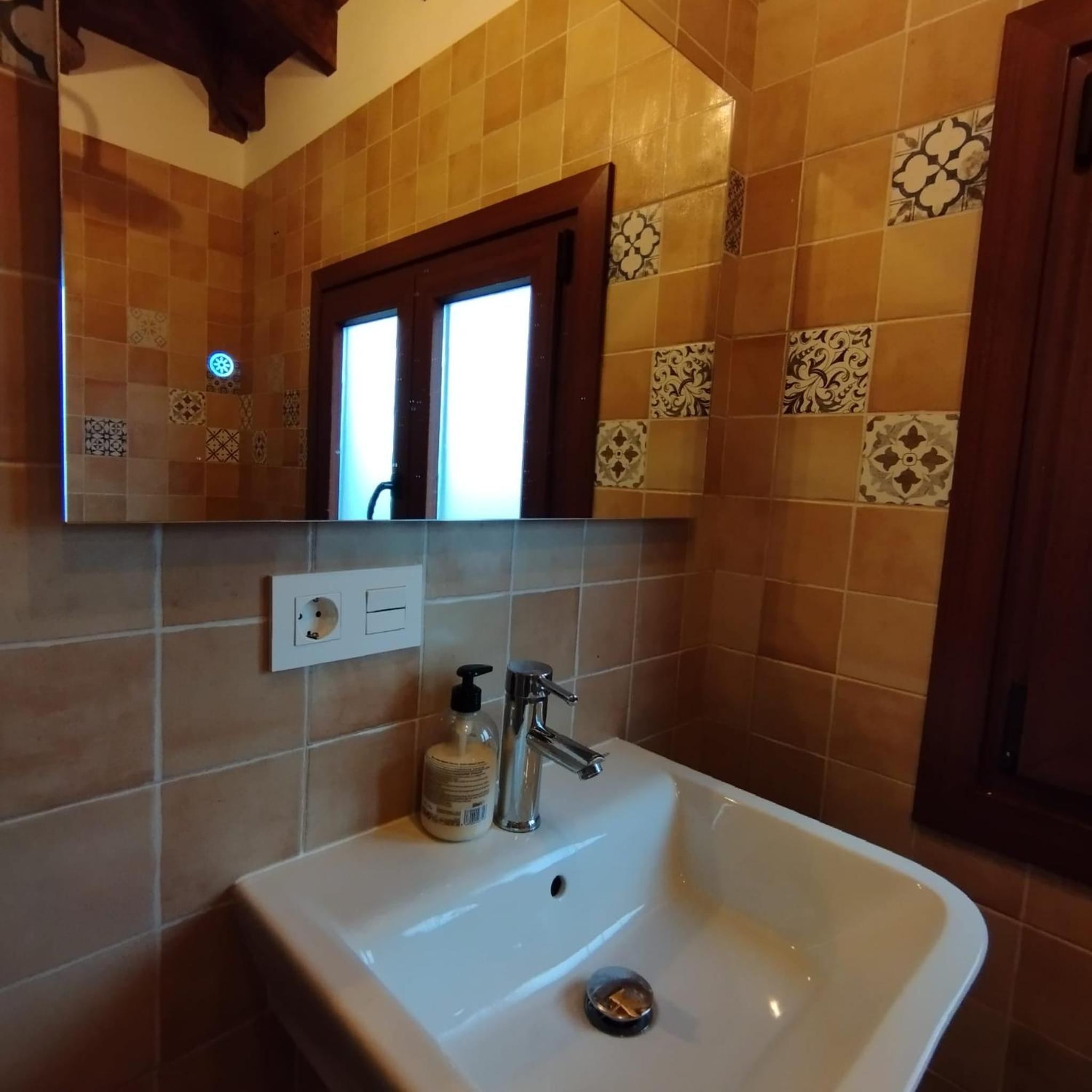 Double Room with Shared Bathroom photo 3