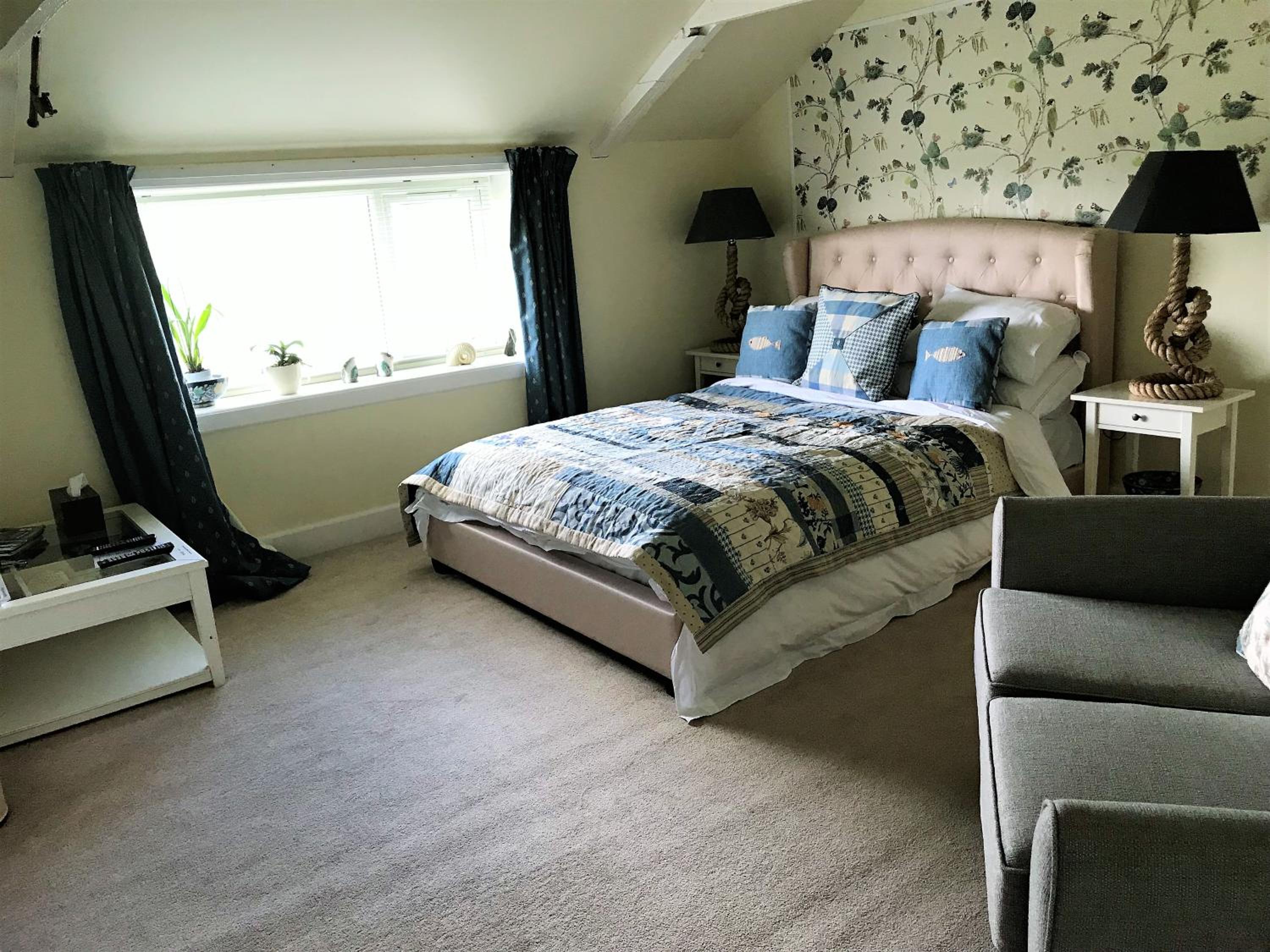 Deluxe King Room - Photo 2
