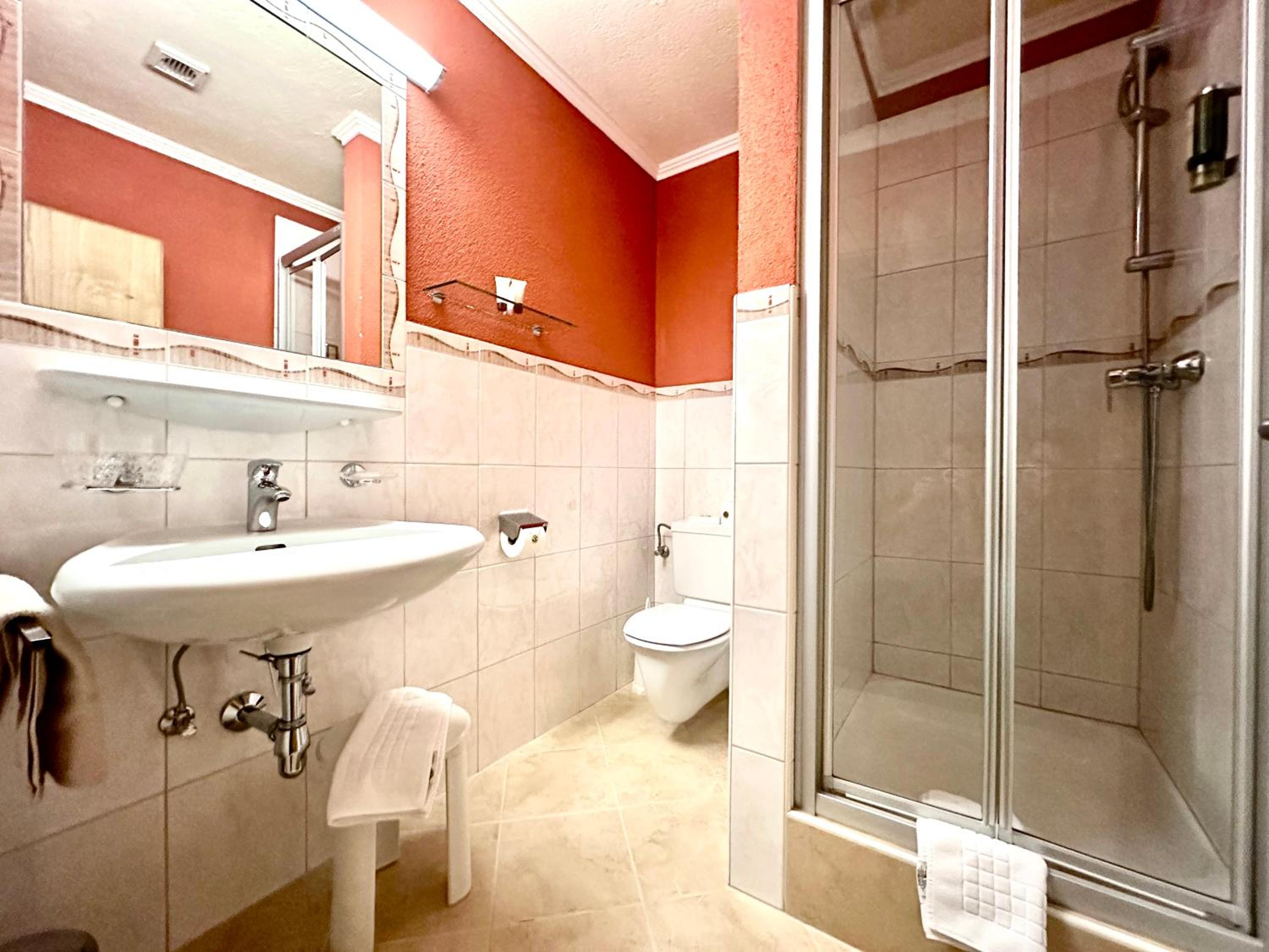 Deluxe Double Room with Balcony - Photo 4