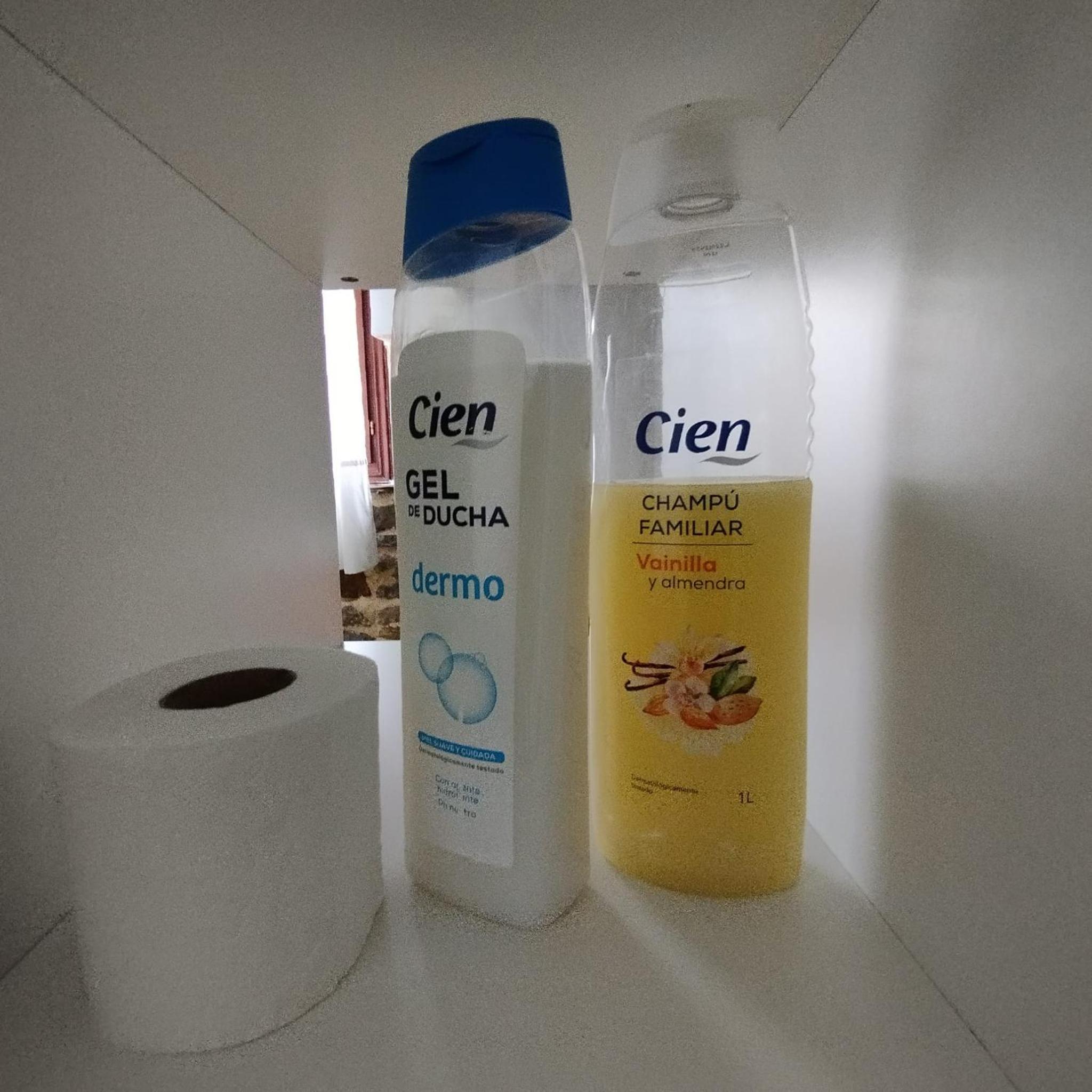 Double Room with Shared Bathroom photo 3