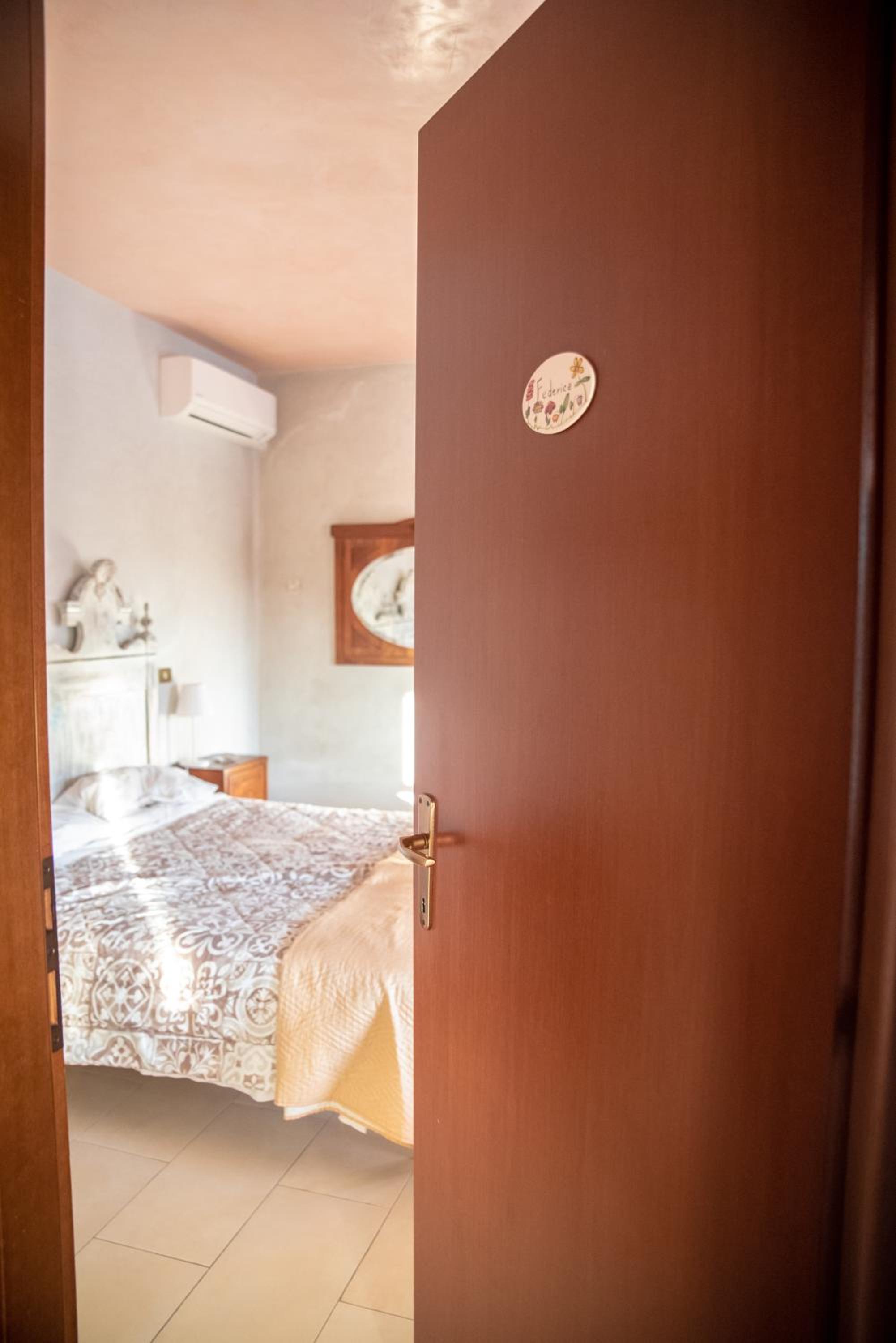 Deluxe Room (2 Adults + 1 Child) - Photo 2