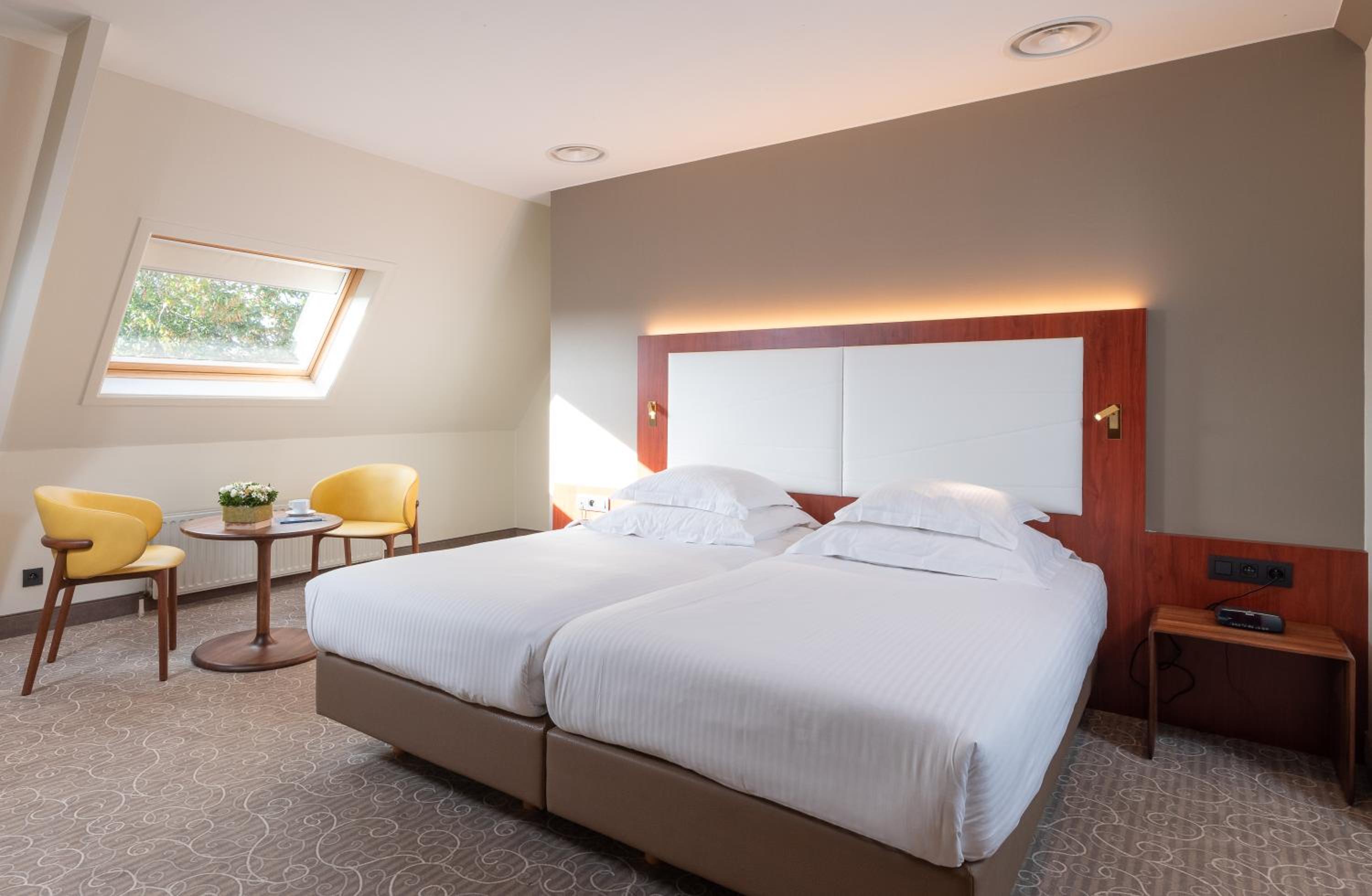 Superior Double or Twin Room with Canal View - Photo 14