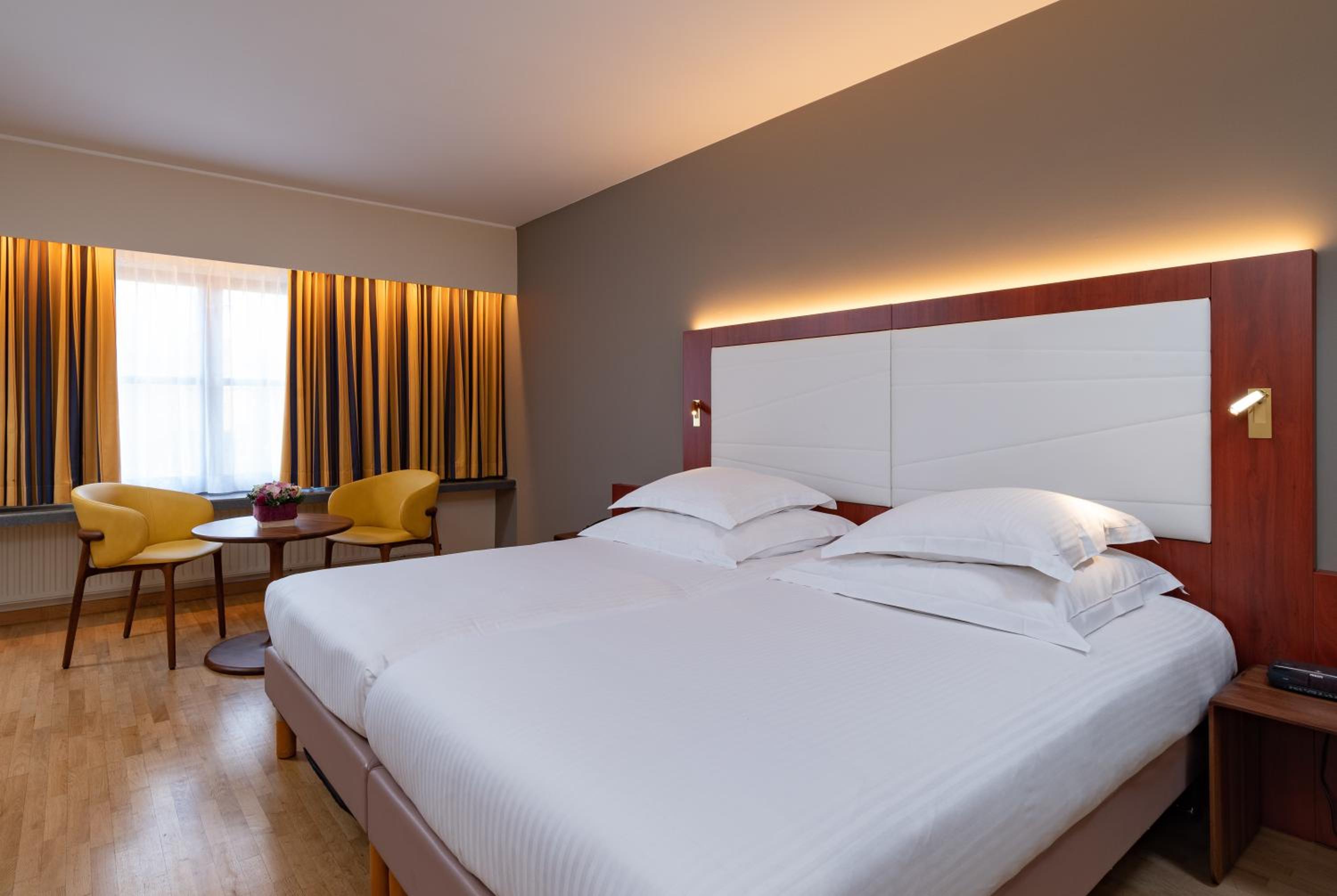 Superior Double or Twin Room with Canal View - Photo 13
