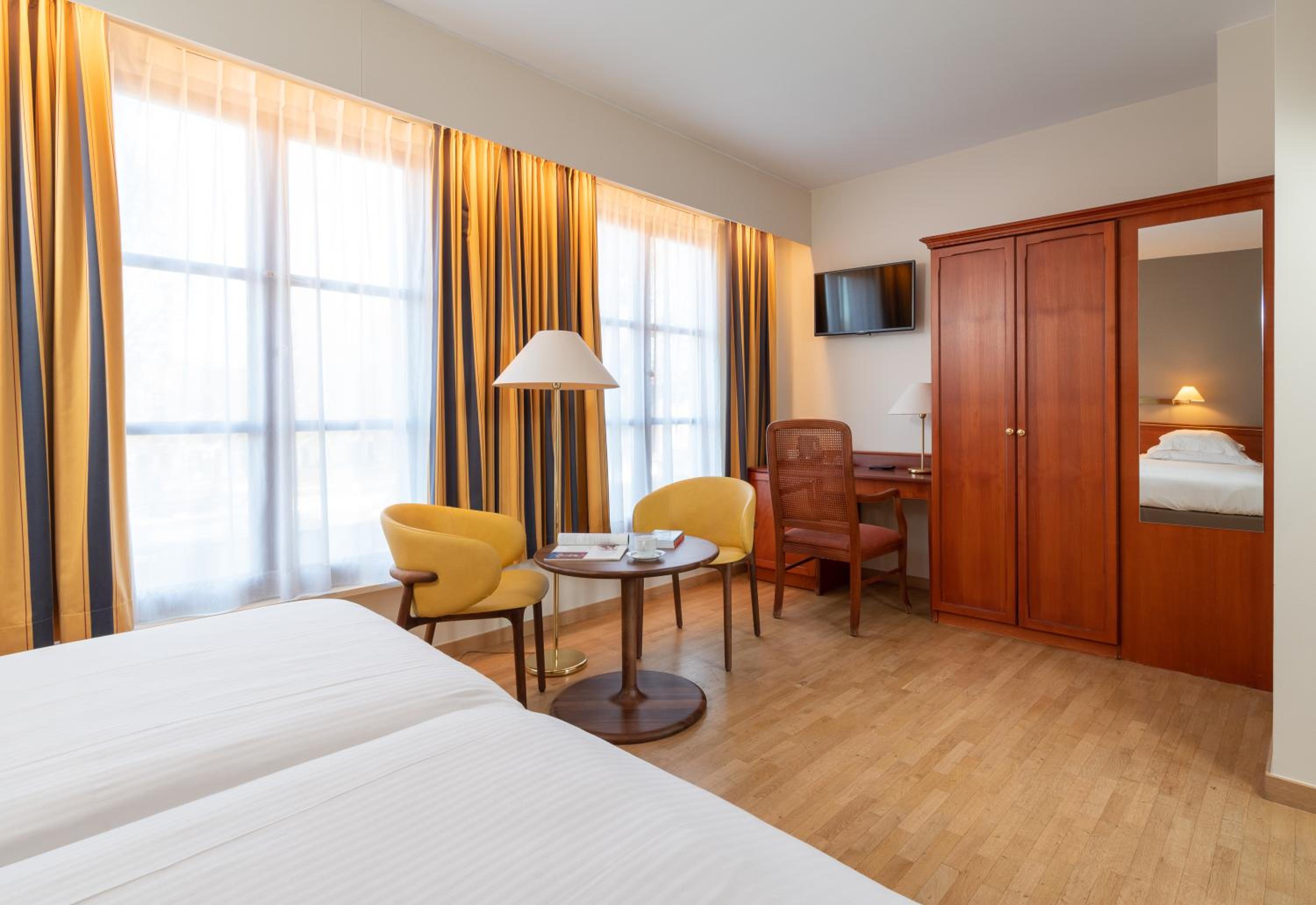 Superior Double or Twin Room with Canal View - Photo 11
