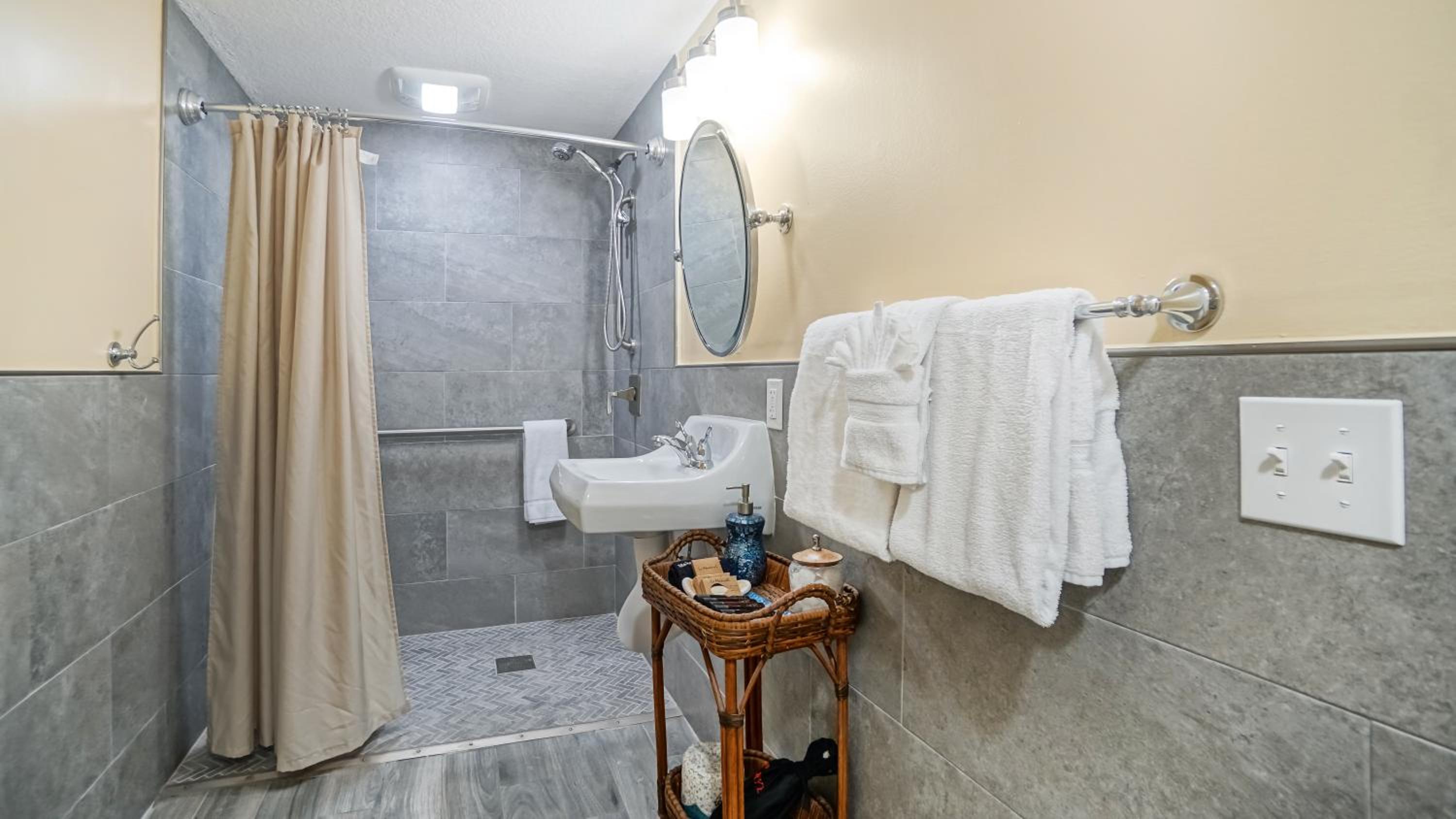 Deluxe Family Suite - Photo 5