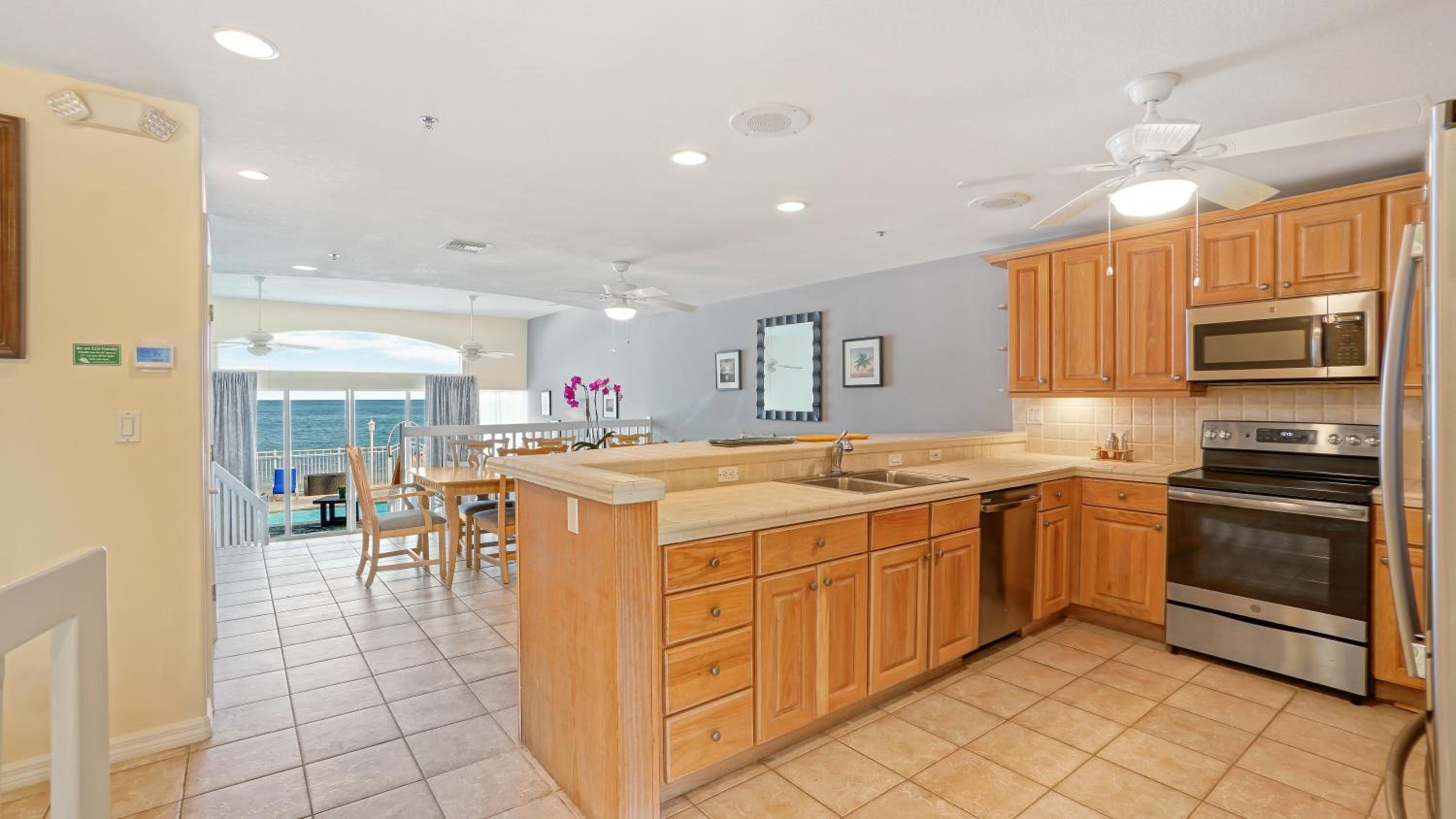 Oceanfront Three-Bedroom Villa - Photo 20
