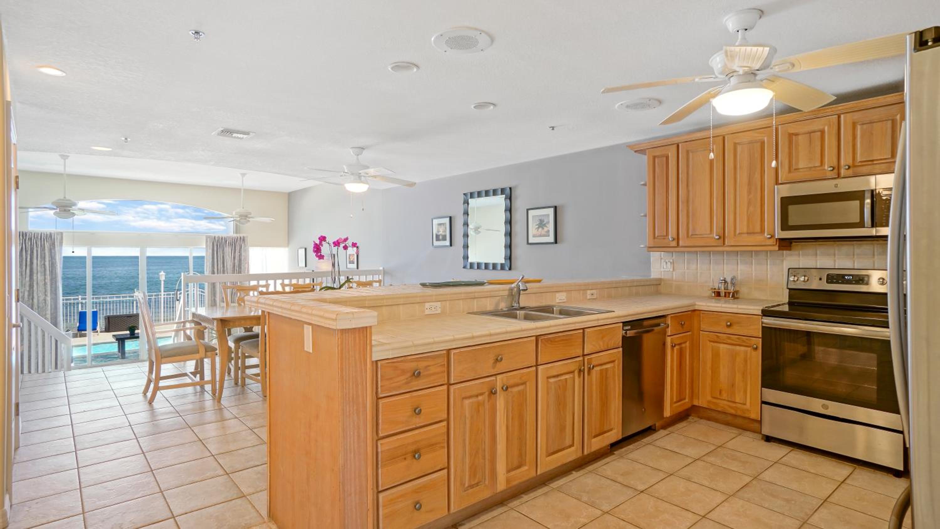 Oceanfront Three-Bedroom Villa - Photo 21