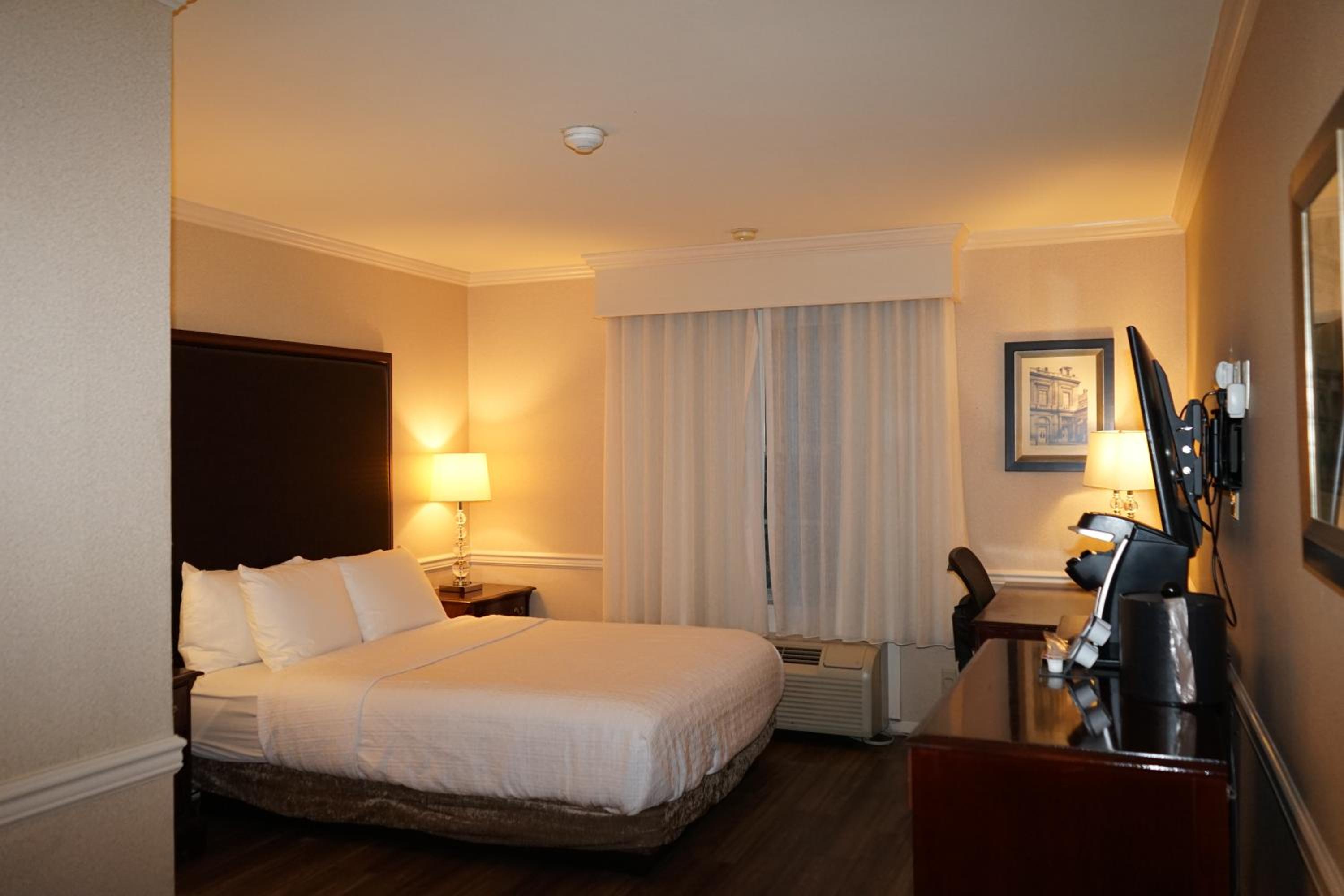 King Room - Non-Smoking - Photo 5