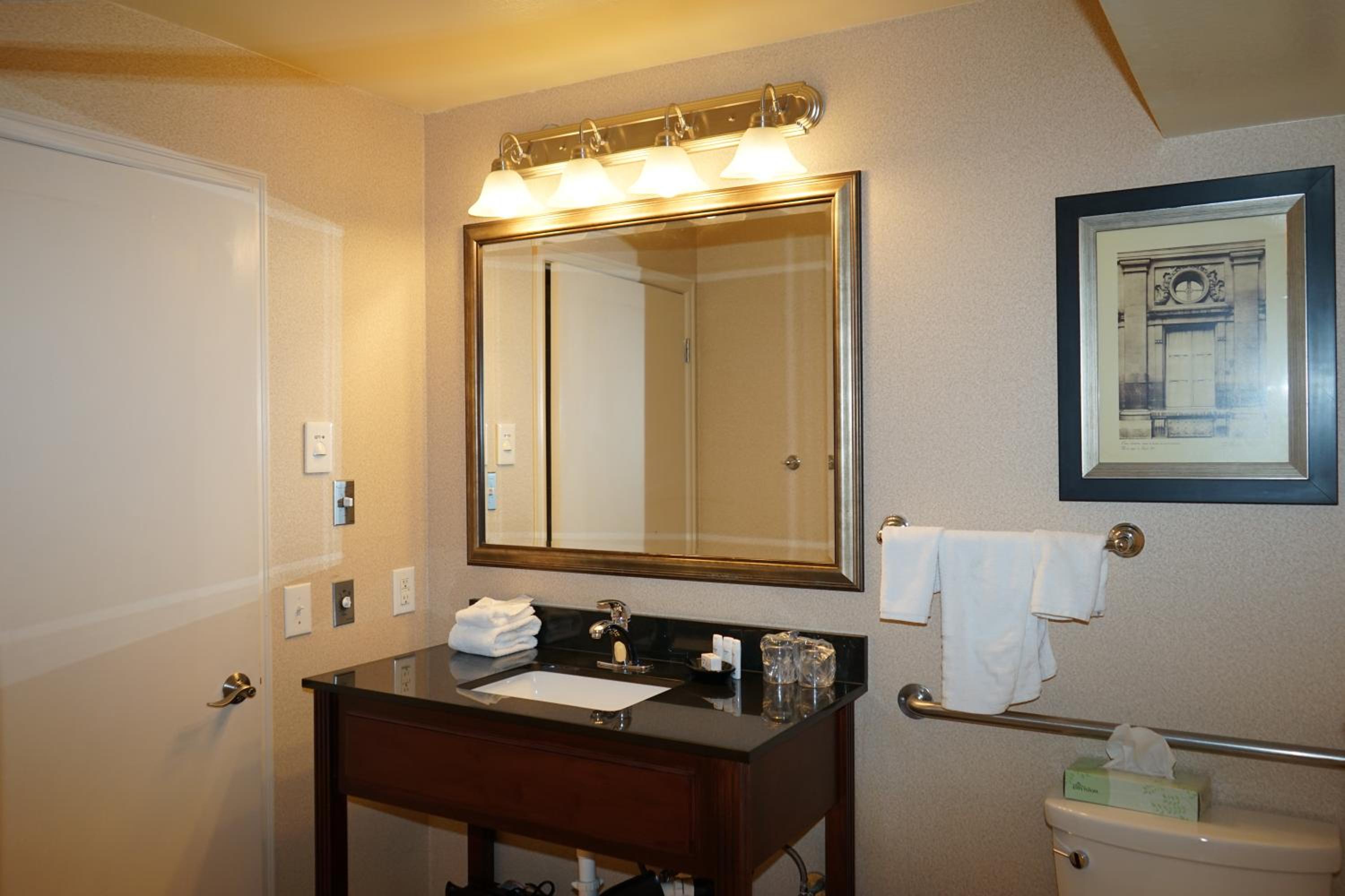 Queen Room with Two Queen Beds - Non-Smoking - Photo 4