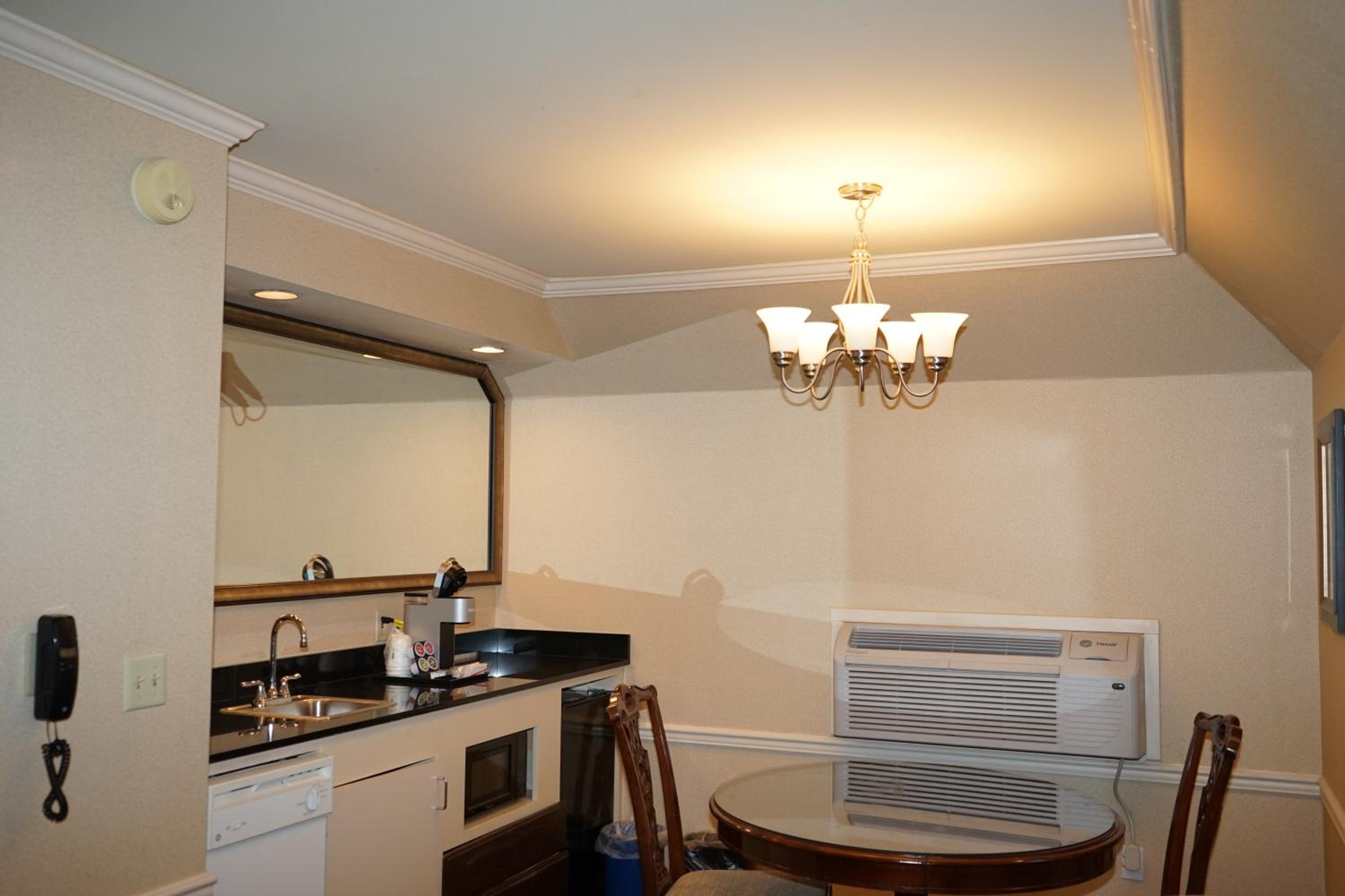 Deluxe King Studio Suite - Non-Smoking - Photo 3