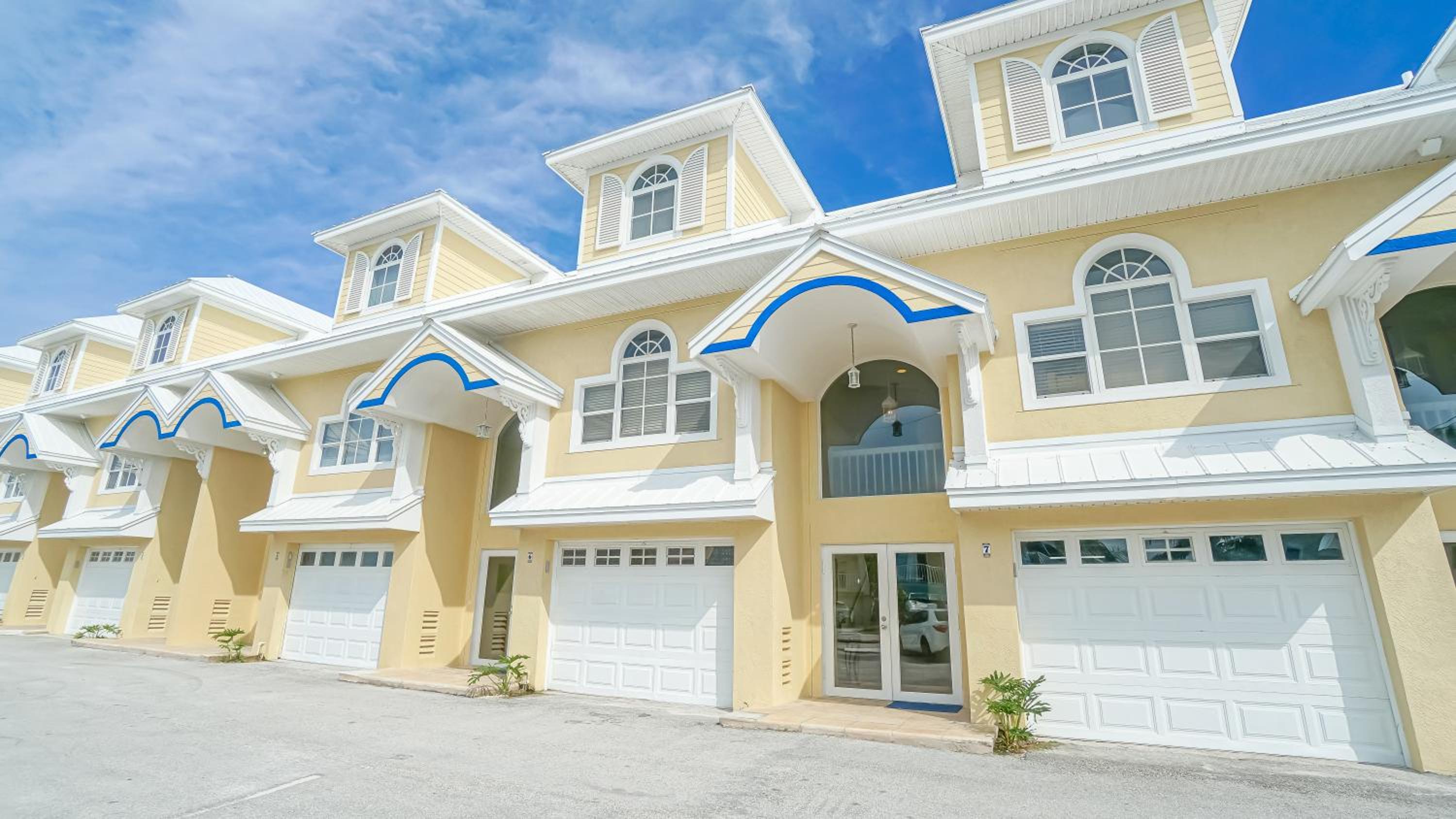 Oceanfront Three-Bedroom Villa - Photo 28
