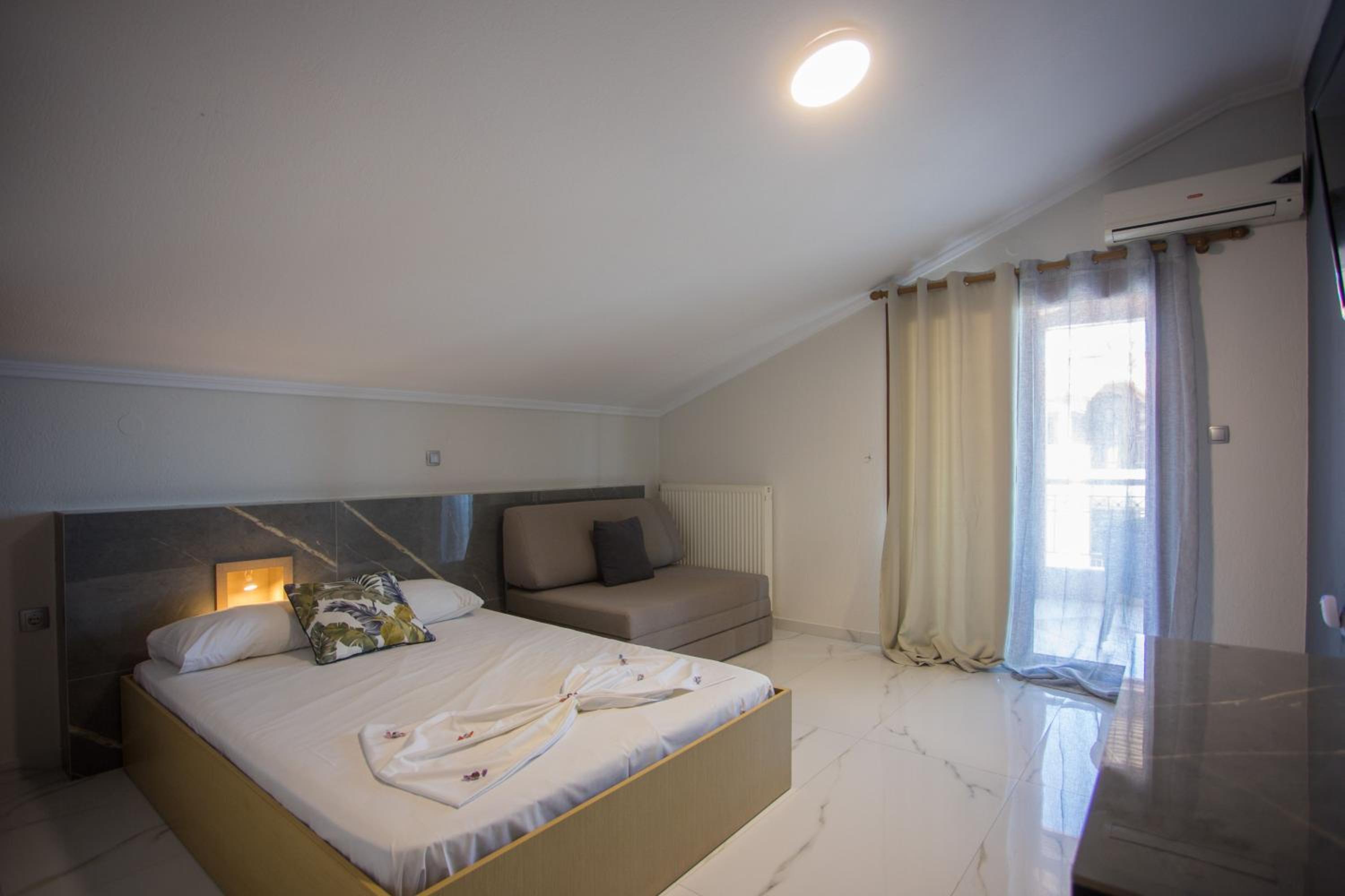 Deluxe Junior Suite - Photo 11