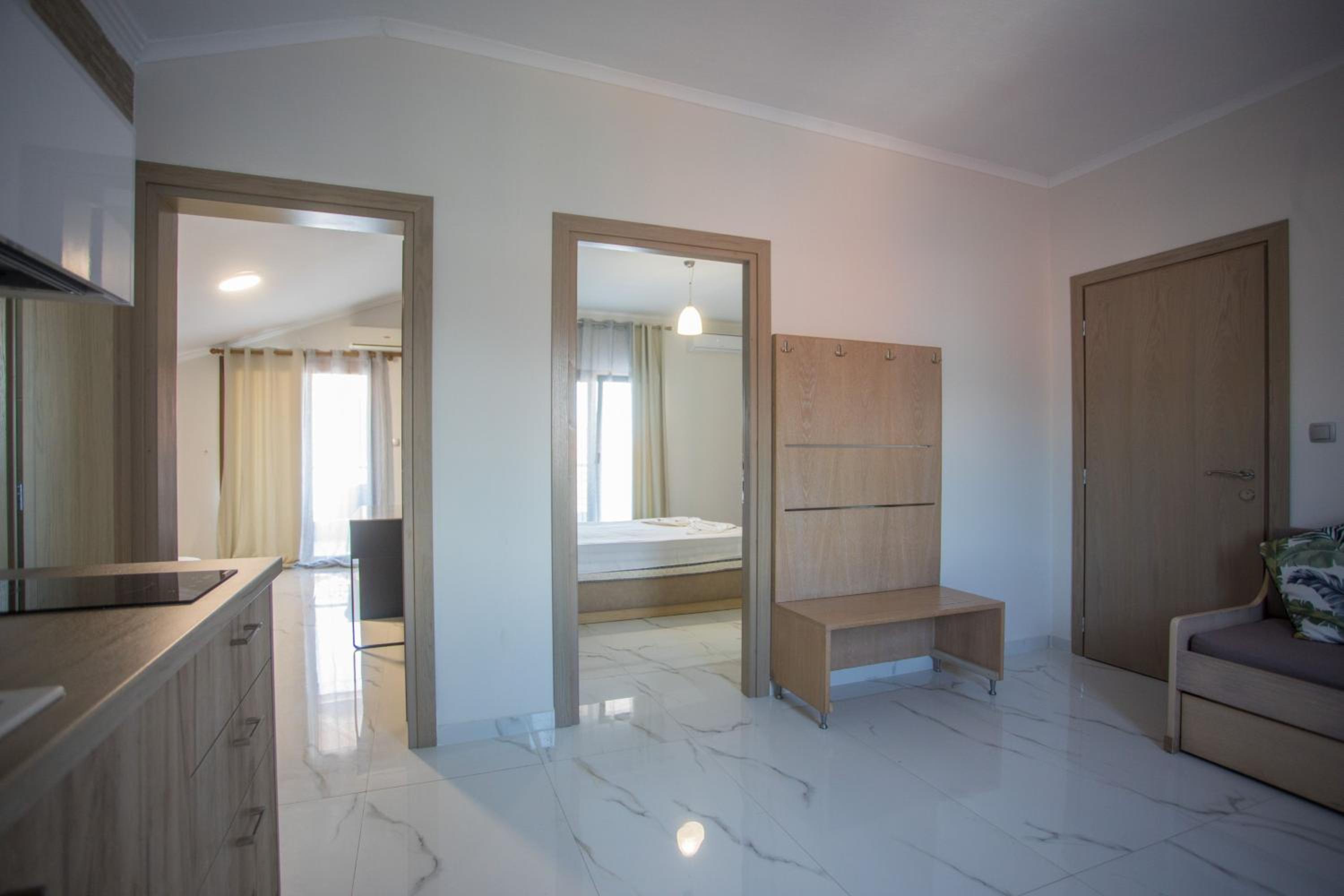 Deluxe Junior Suite - Photo 23