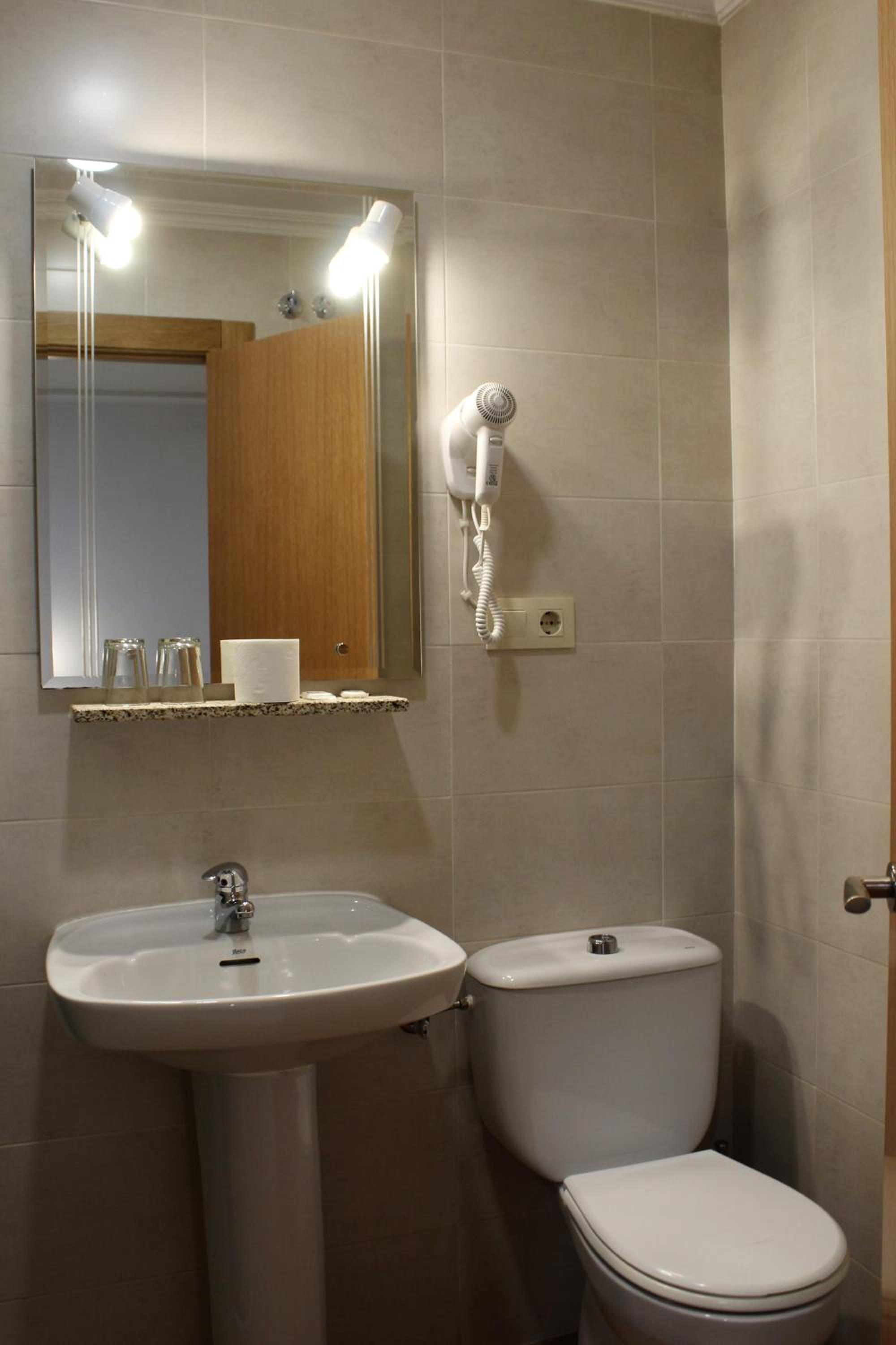 Twin Room - Exterior - Photo 9