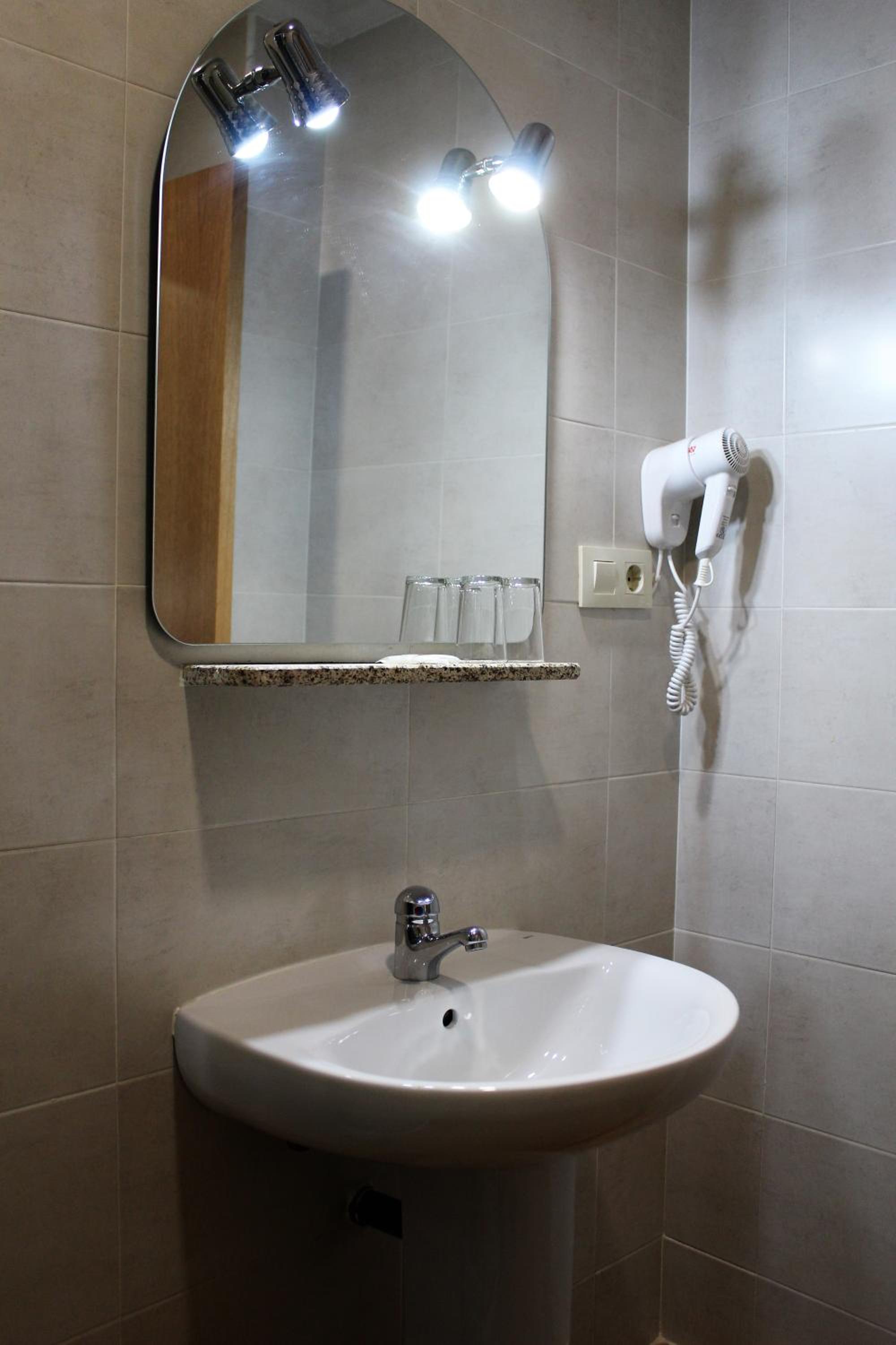 Twin Room - Exterior - Photo 7
