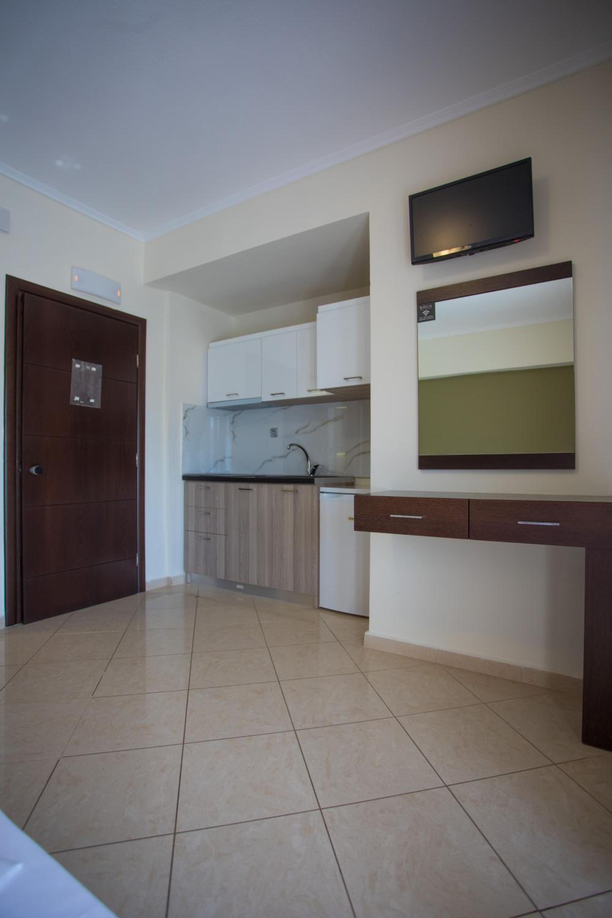 Deluxe Double Room with Balcony and Sea View - Photo 8