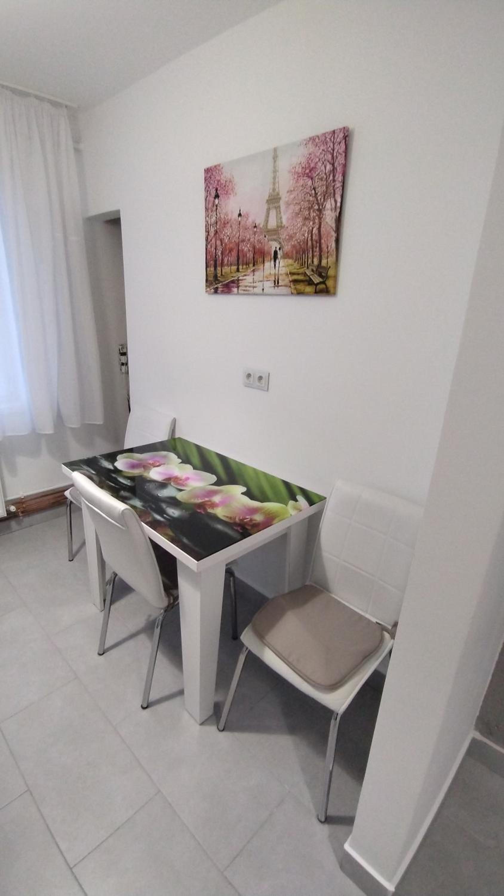 One-Bedroom Apartment - Photo 4