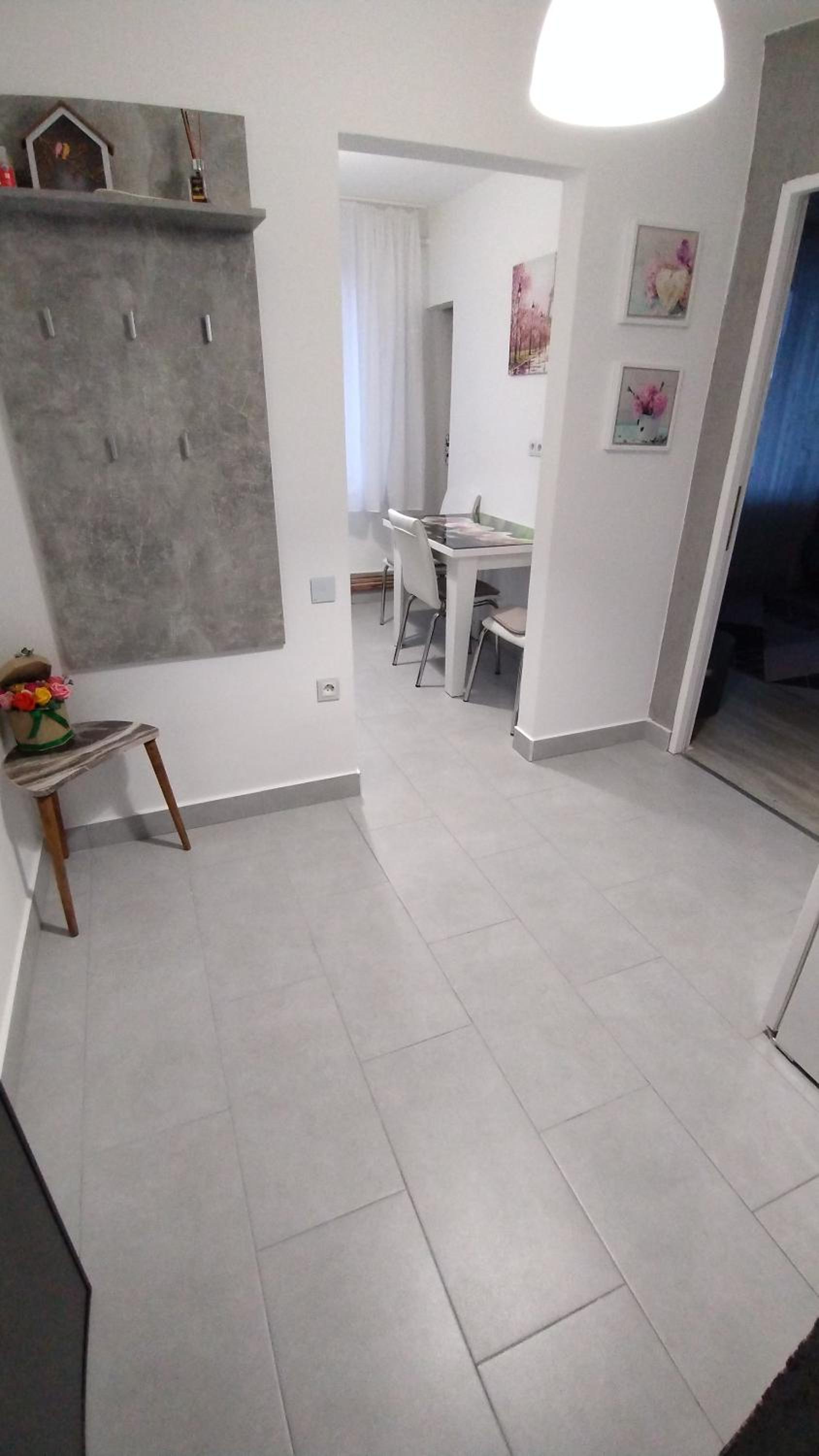 One-Bedroom Apartment - Photo 2