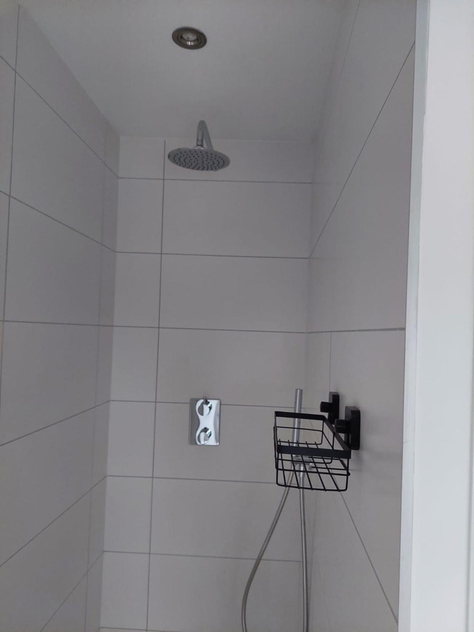 Twin Room with Private Bathroom - Photo 7