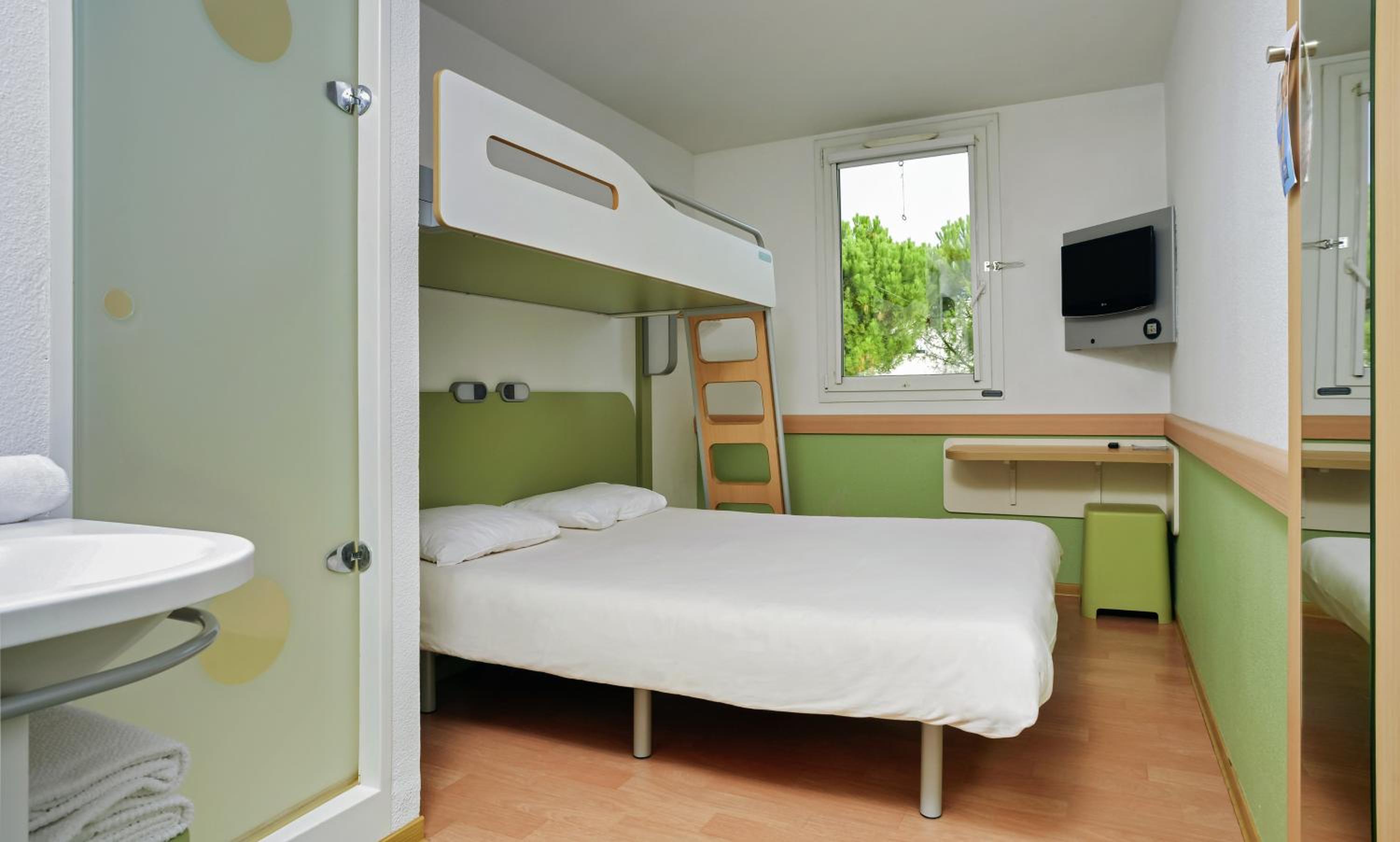 Standard Family Room with One Double Bed and One Bunk Bed - Photo 5