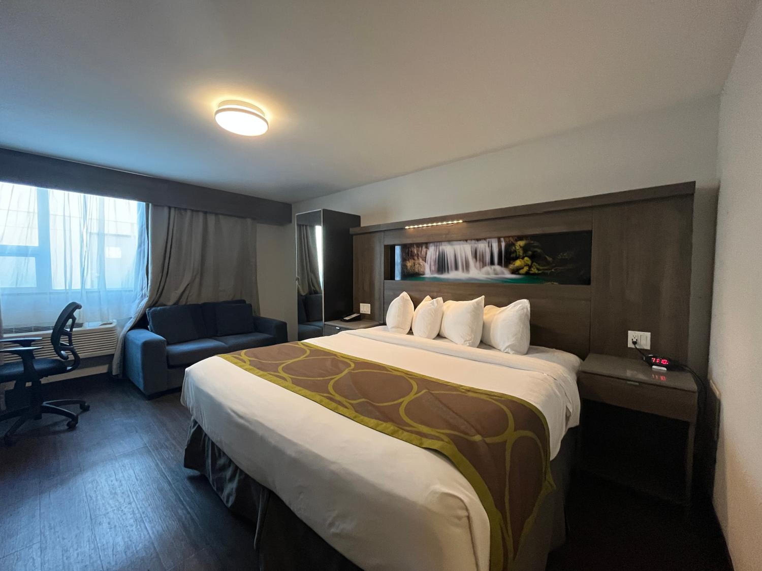 Deluxe King Room - Non-Smoking - Photo 3