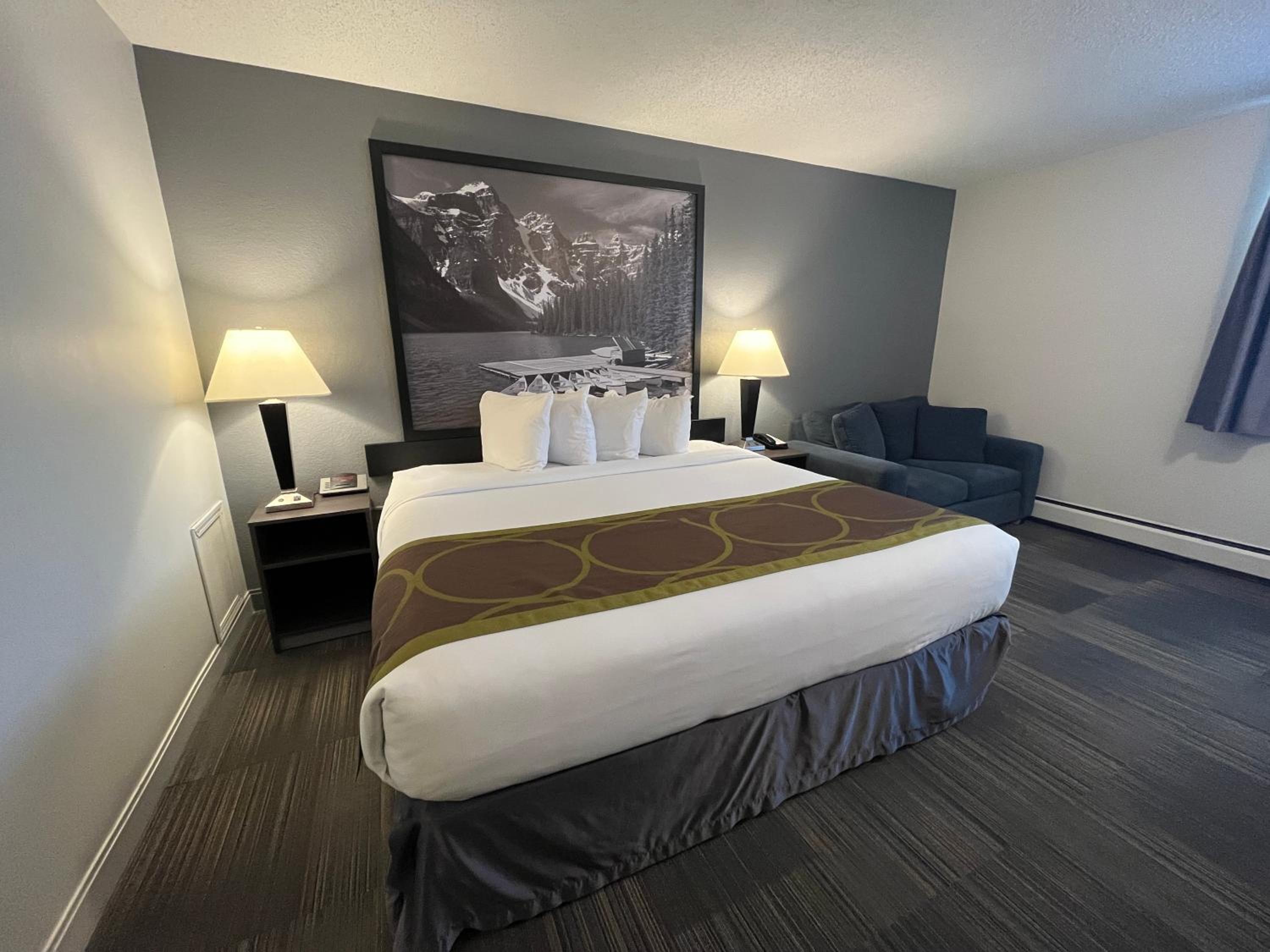Deluxe King Room - Non-Smoking - Photo 10