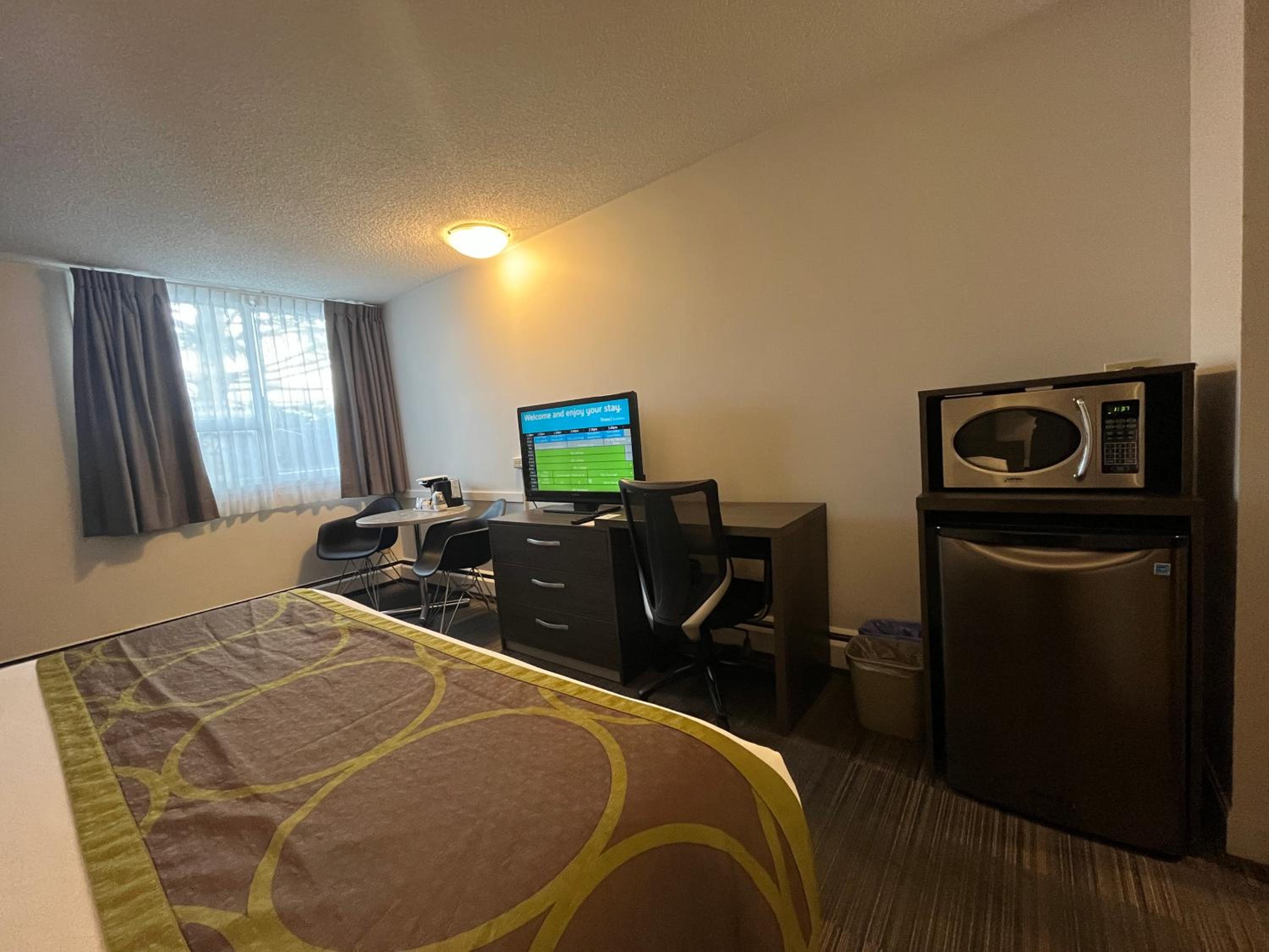 Deluxe King Room - Non-Smoking - Photo 8
