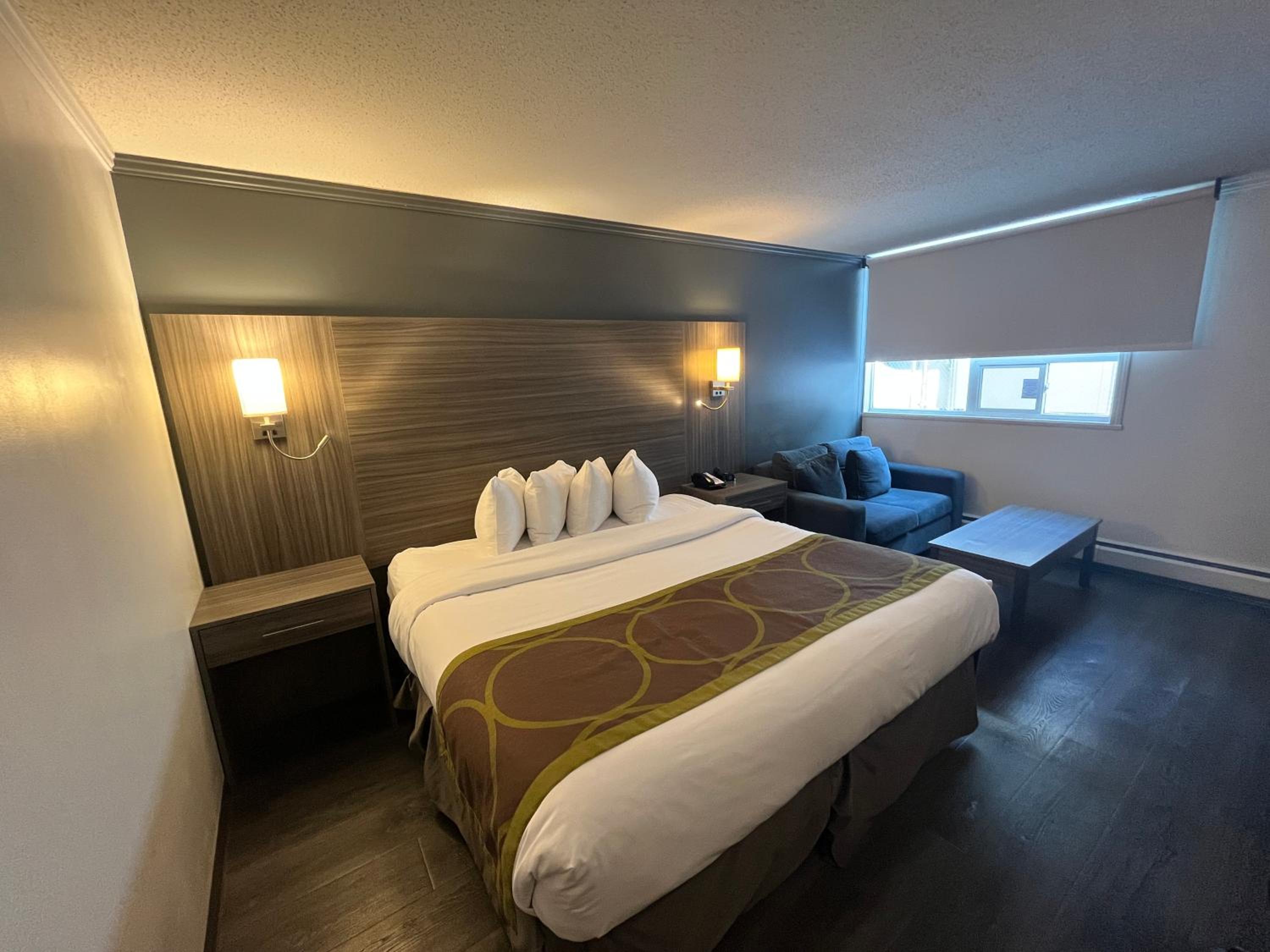 Deluxe King Room - Non-Smoking - Photo 9