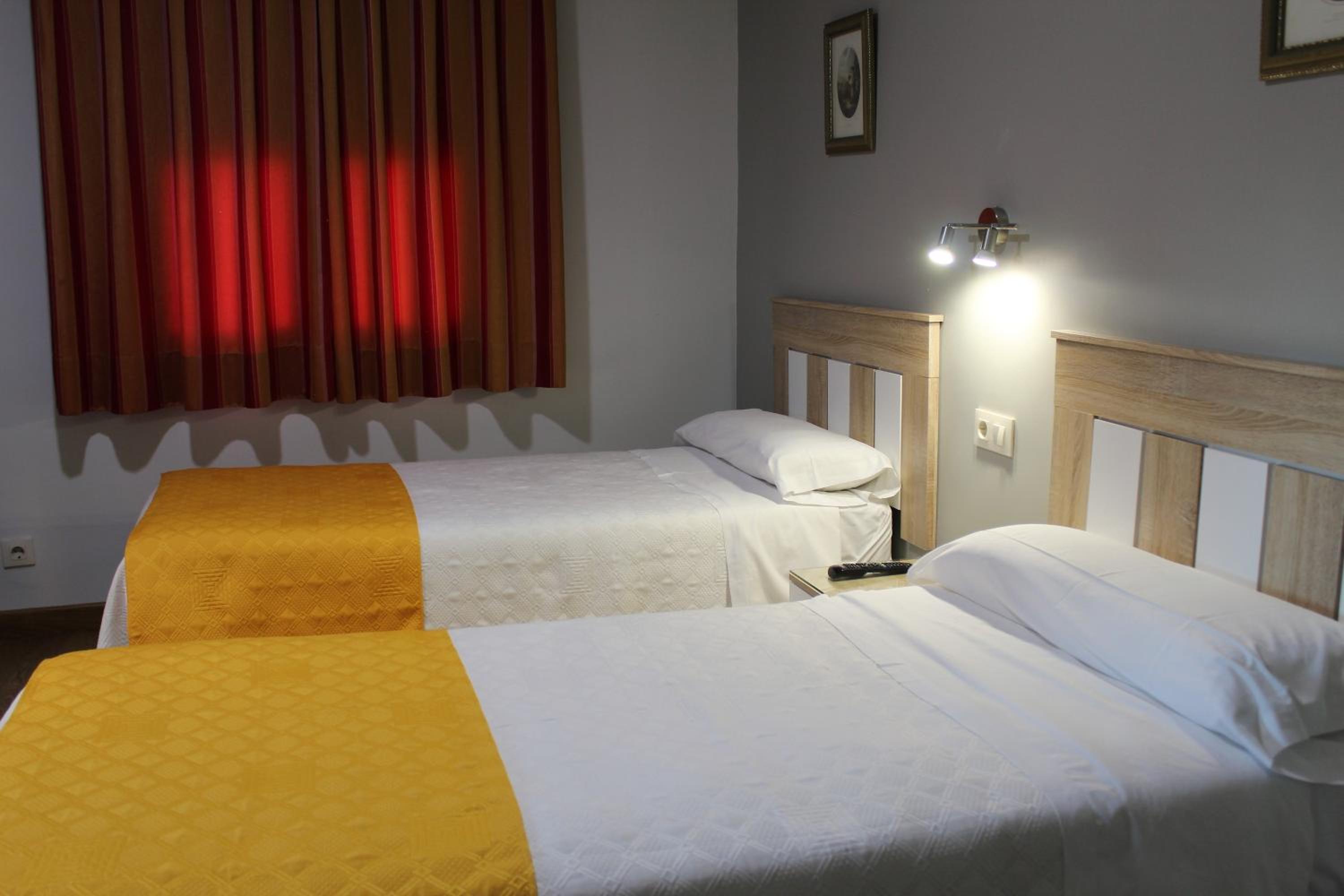 Twin Room with Extra Bed - Photo 4