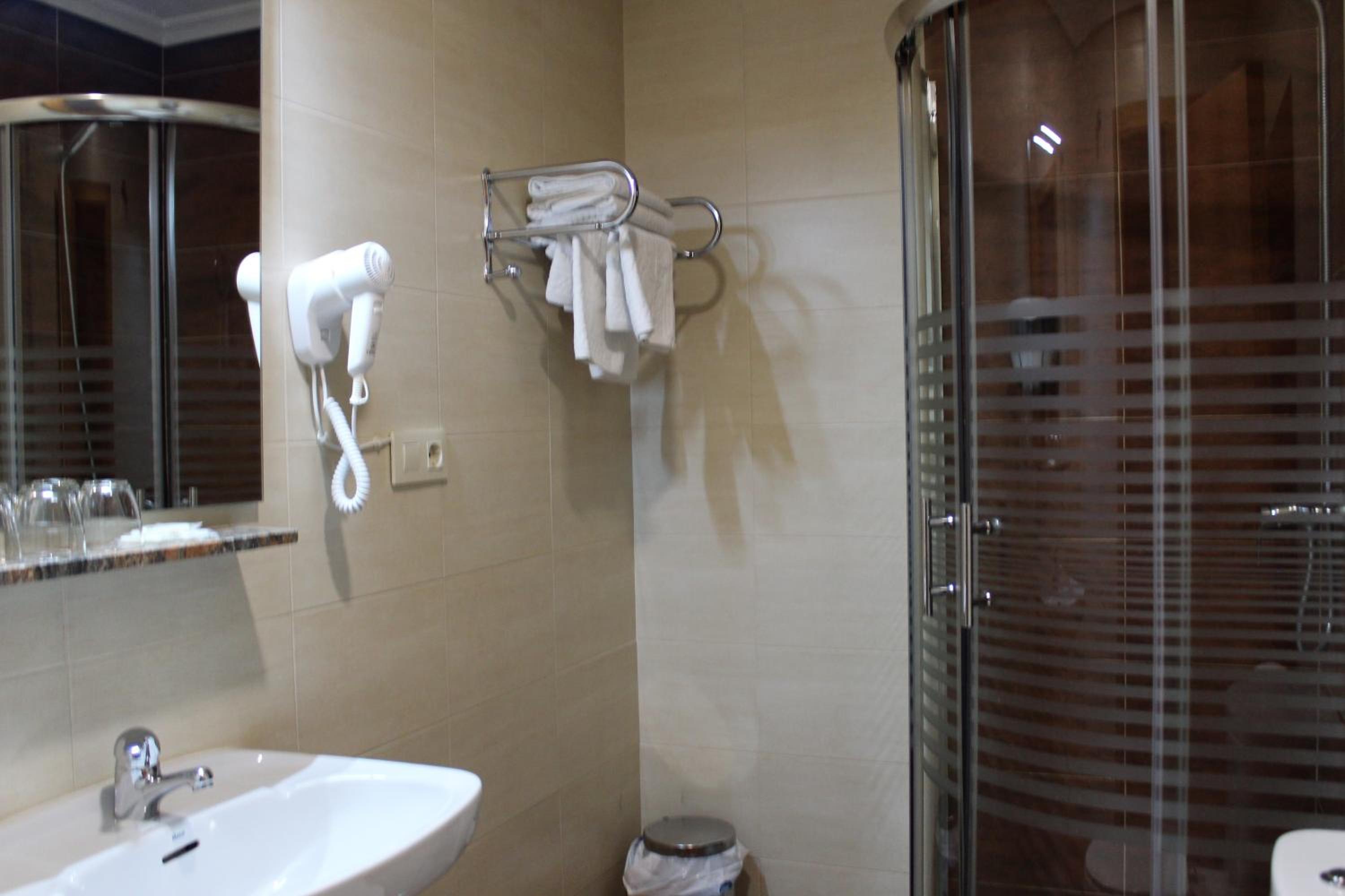 Twin Room with Extra Bed - Photo 5