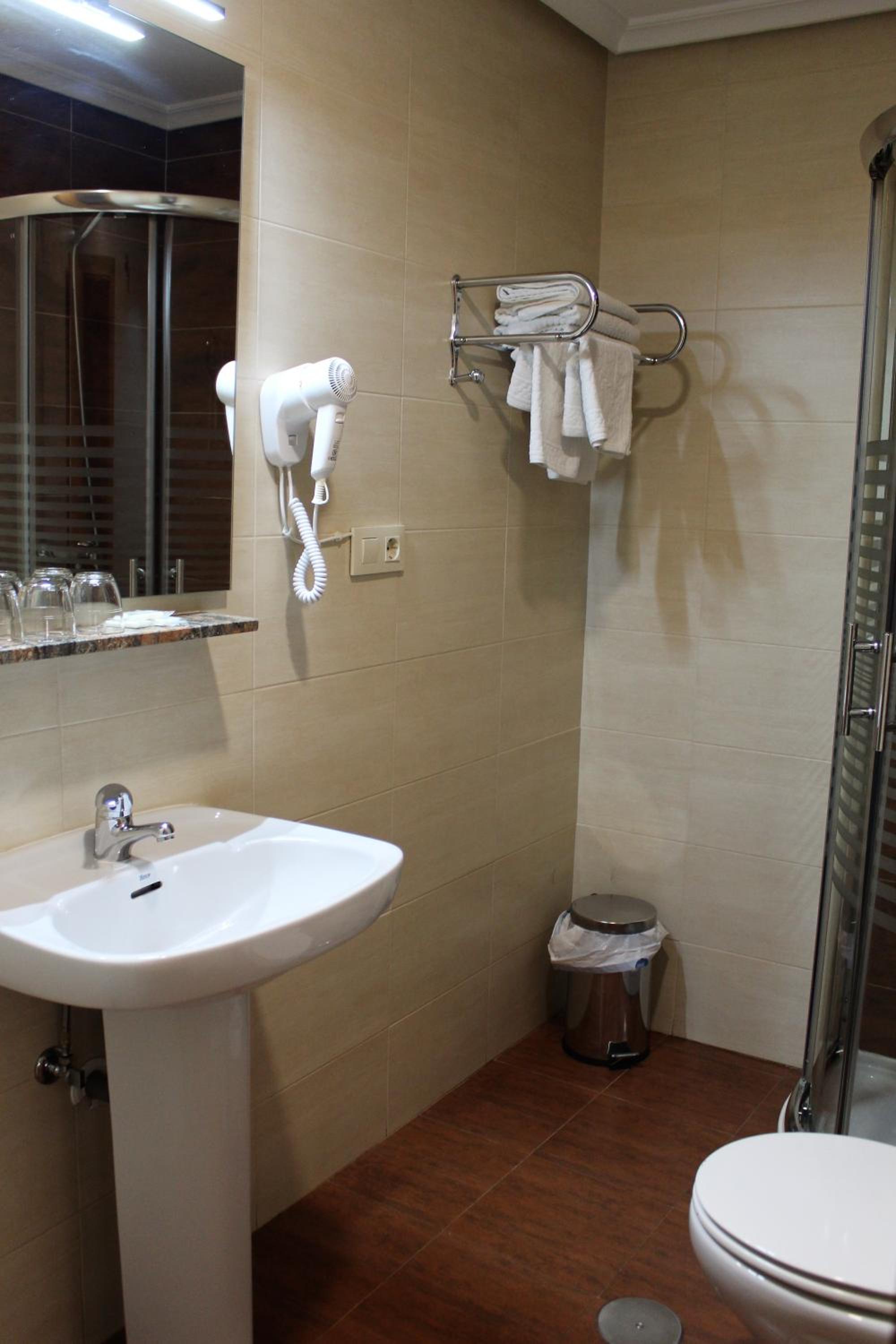 Twin Room with Extra Bed - Photo 6