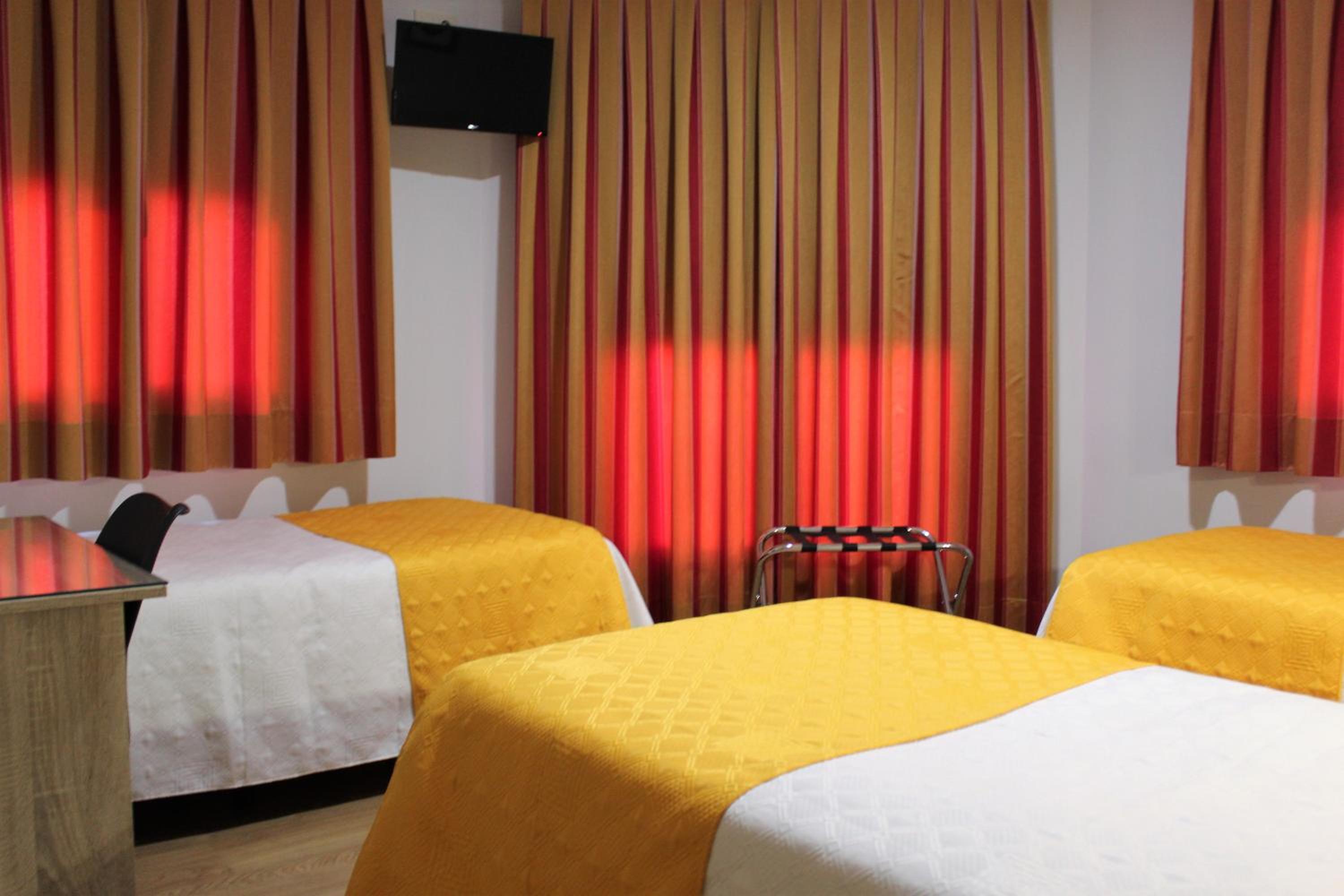 Twin Room with Extra Bed - Photo 1